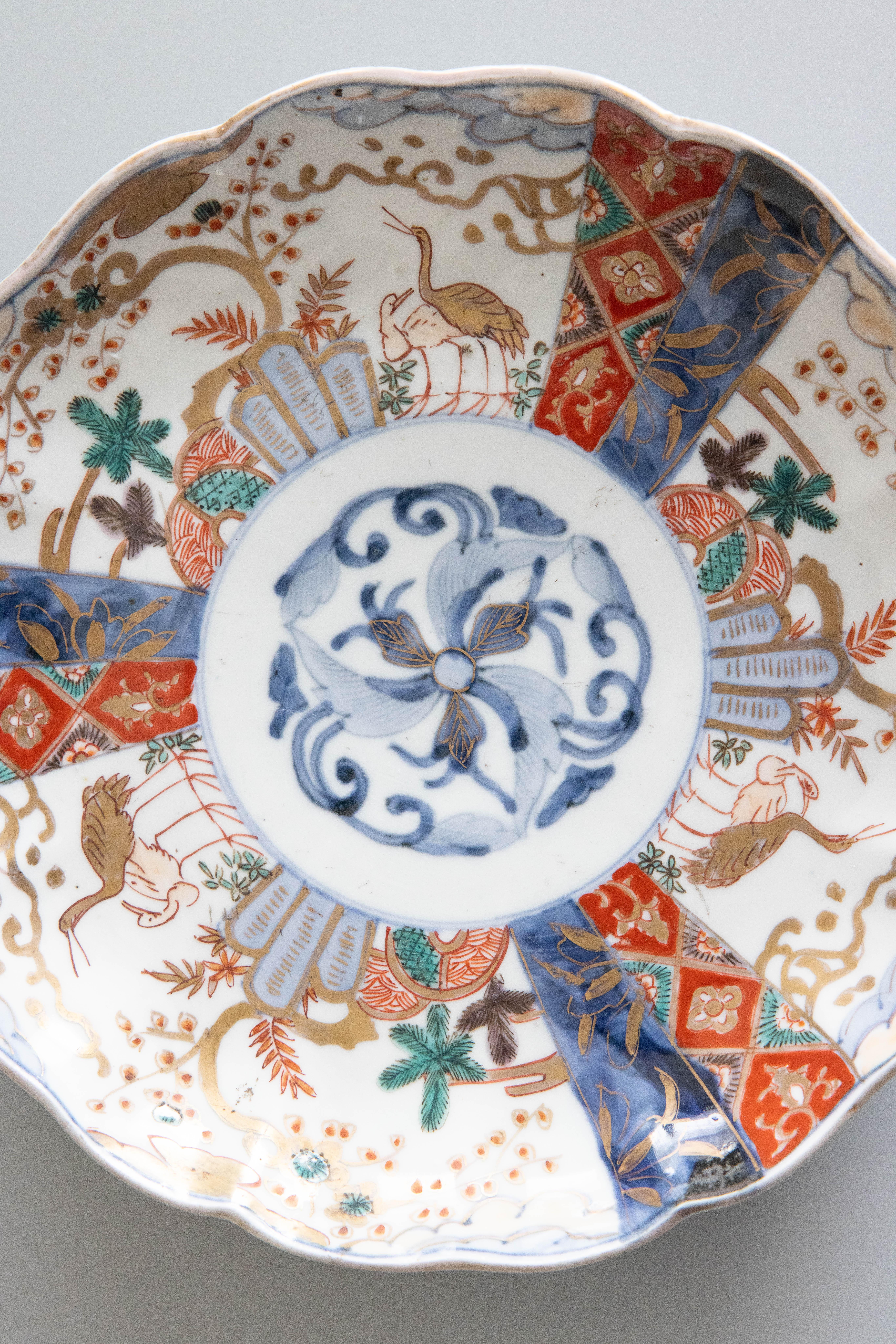 Japonais Ancienne assiette japonaise festonnée Imari du 19e siècle en vente