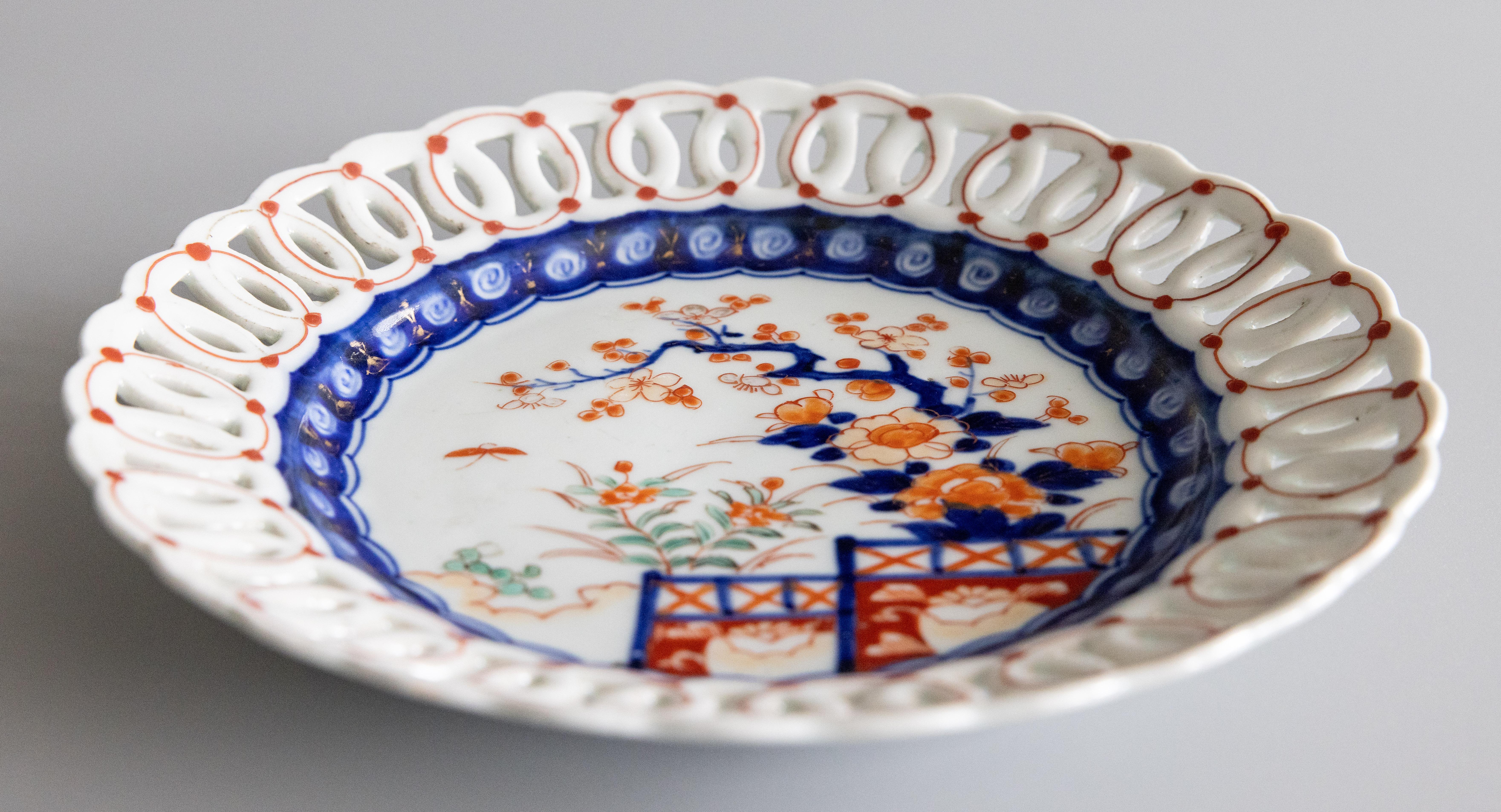 Fired Antique 19th Century Japanese Scalloped Imari Plate For Sale