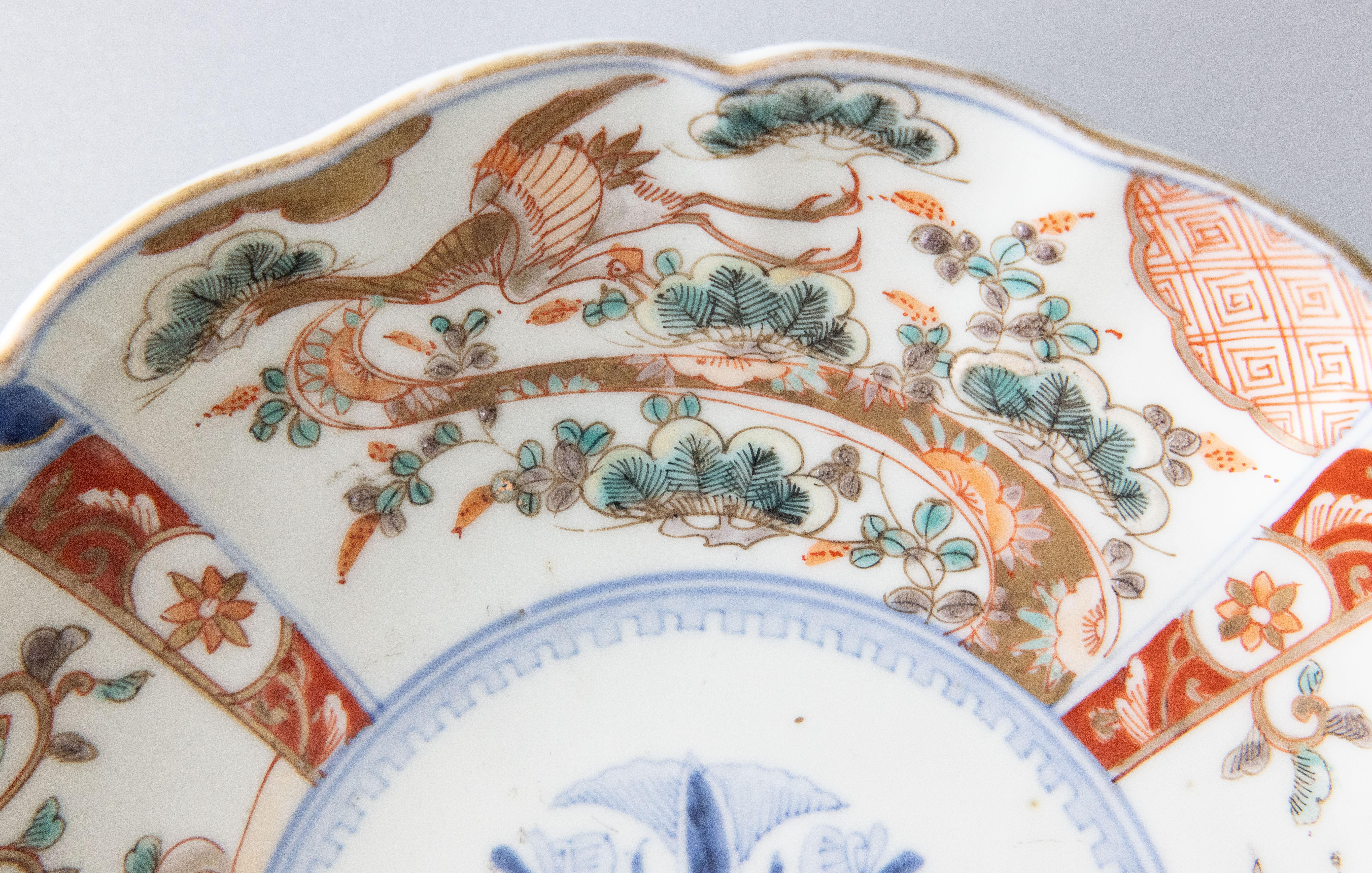 Antiker japanischer Imari-Teller mit Wellenschliff aus dem 19. (Gebrannt) im Angebot