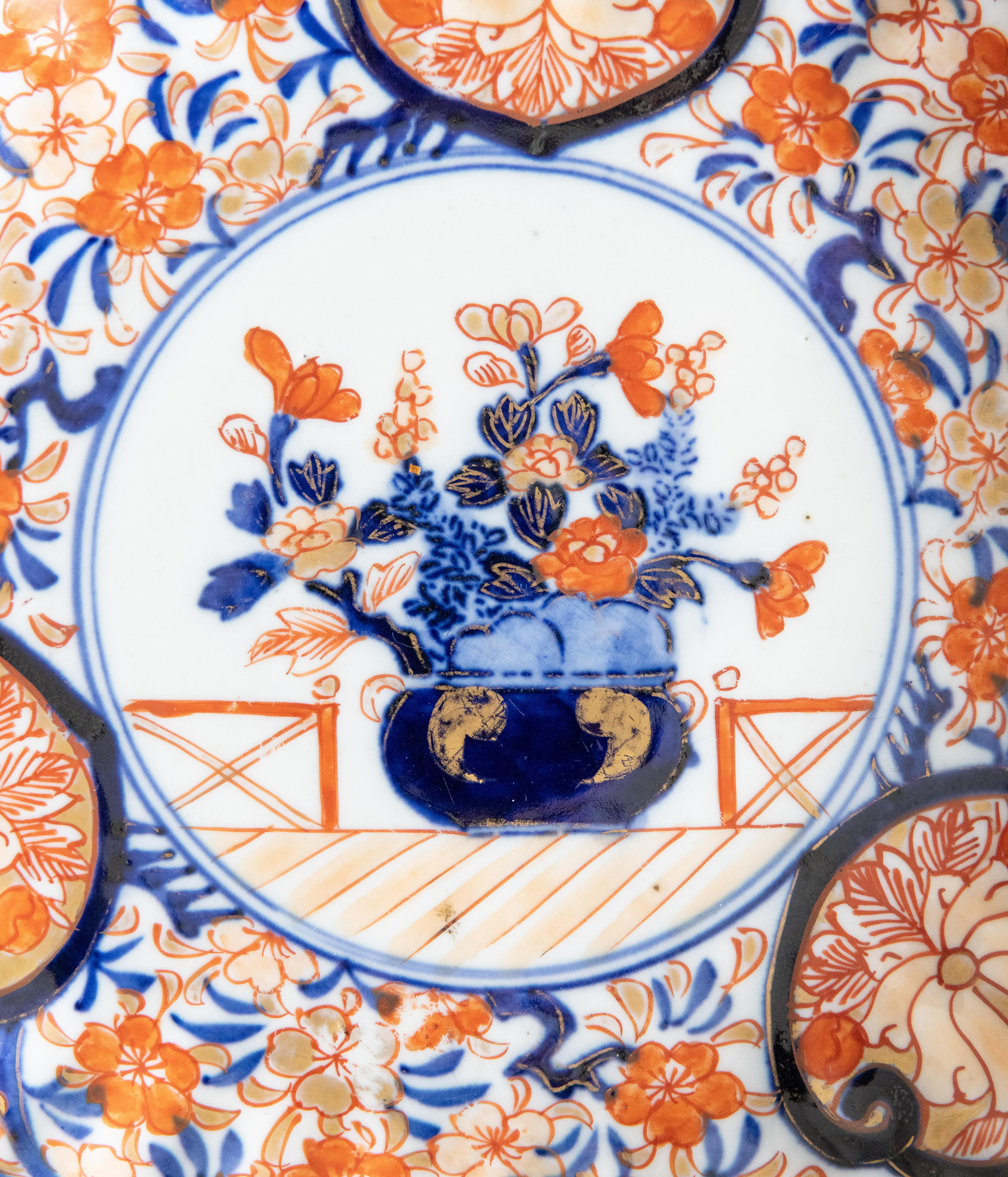 Japonais Ancienne assiette japonaise festonnée Imari du 19e siècle en vente