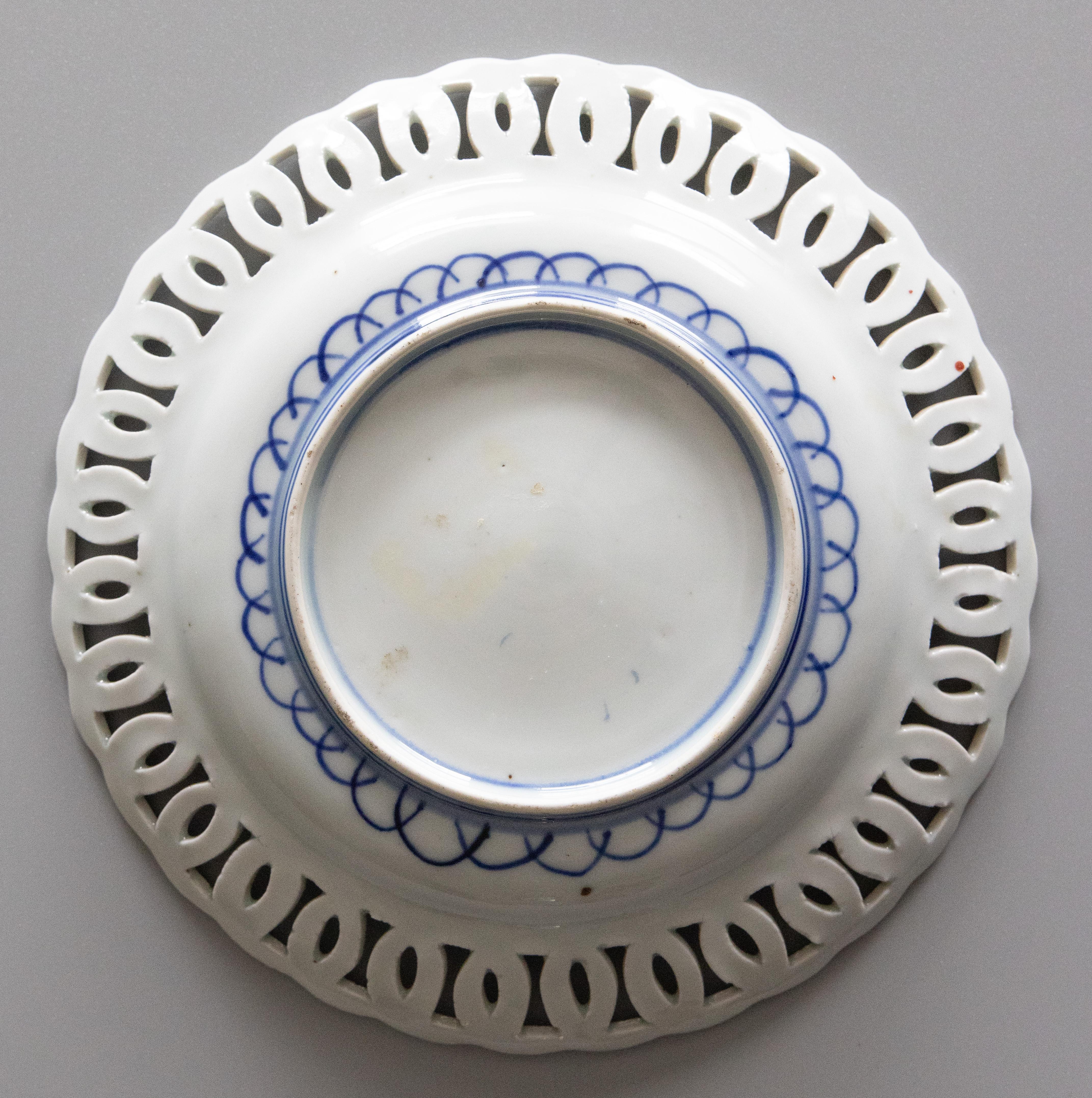 Antique 19th Century Japanese Scalloped Imari Plate In Good Condition For Sale In Pearland, TX