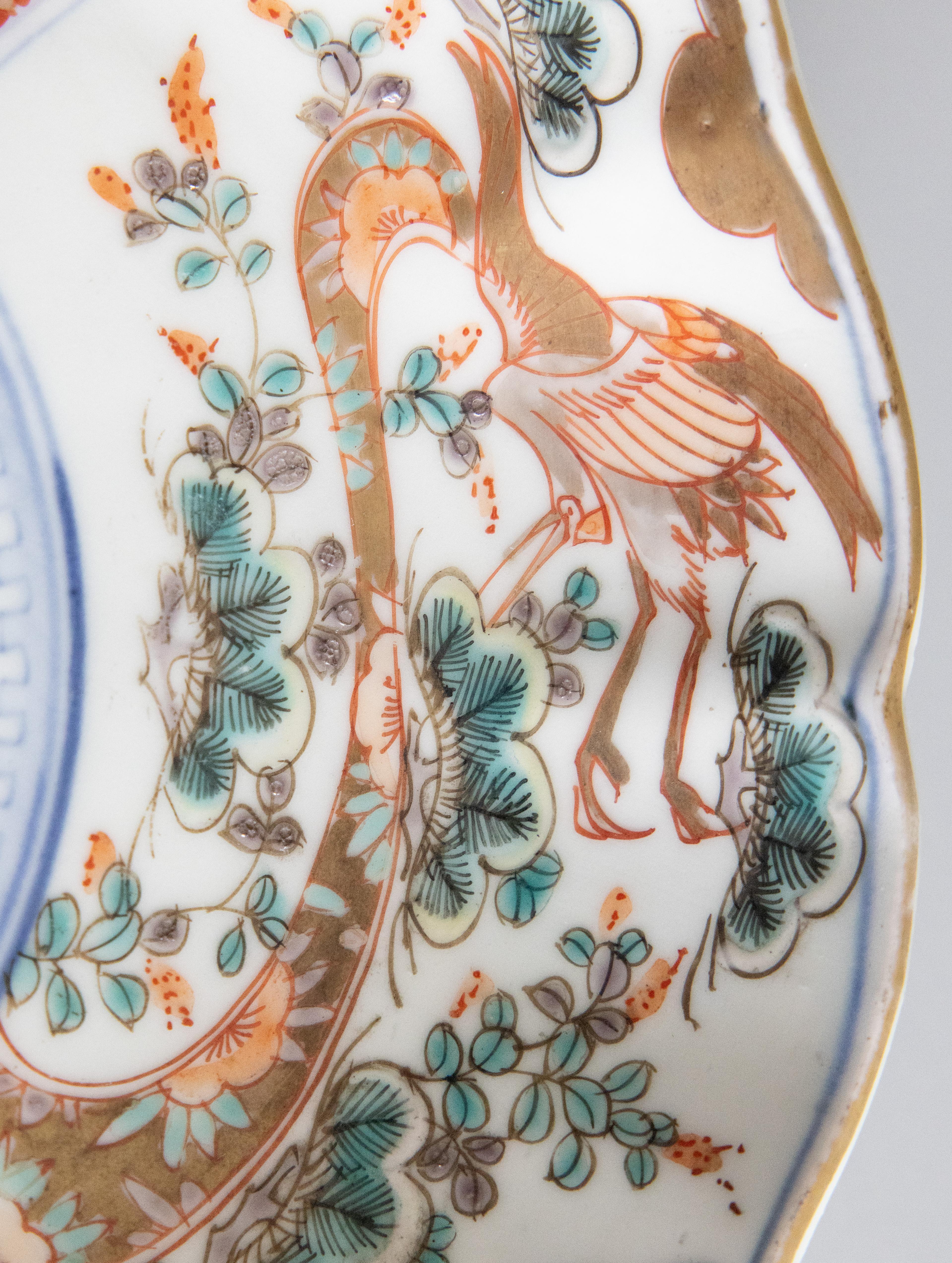 Antiker japanischer Imari-Teller mit Wellenschliff aus dem 19. im Zustand „Gut“ im Angebot in Pearland, TX