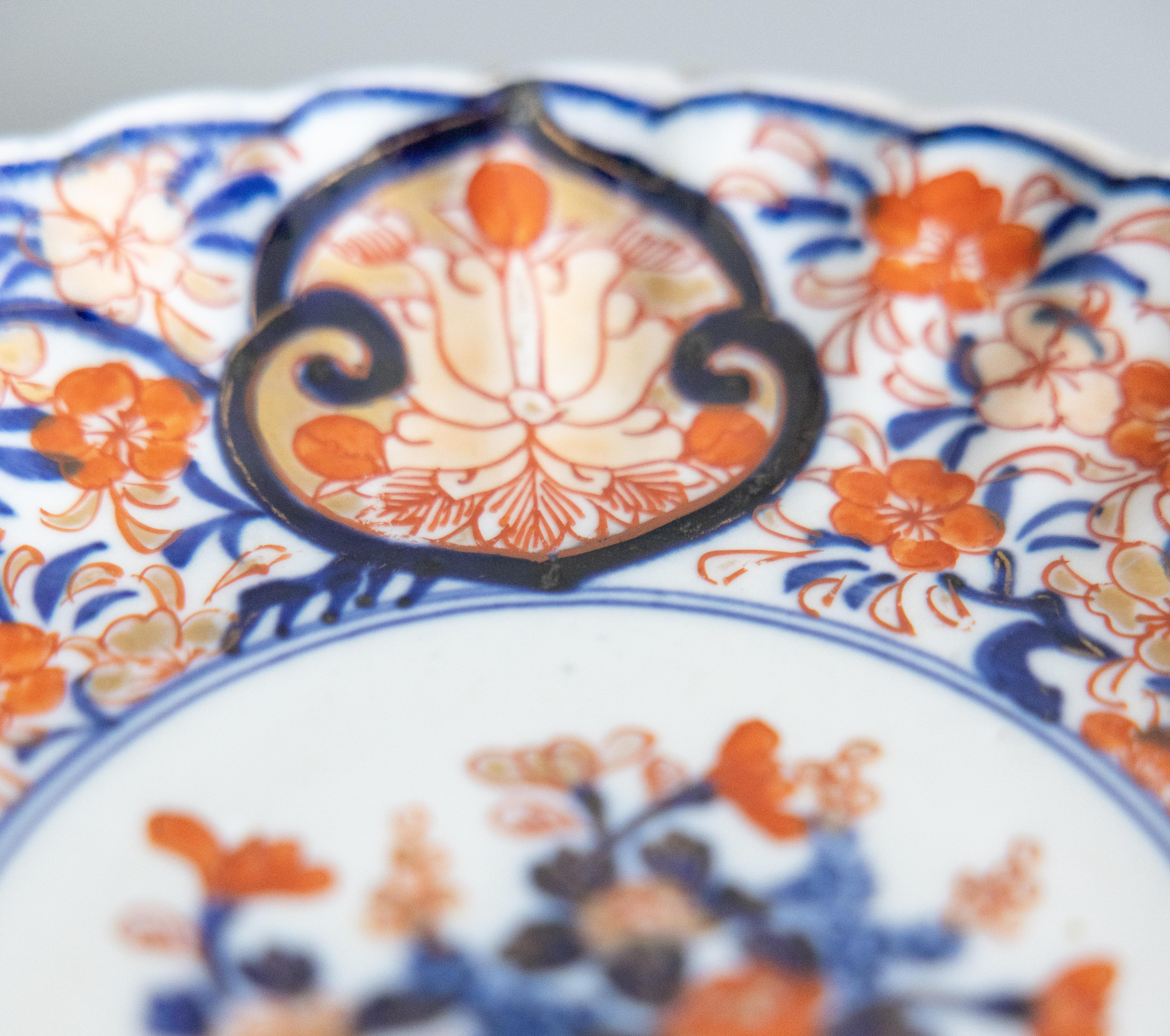 Cuit Ancienne assiette japonaise festonnée Imari du 19e siècle en vente