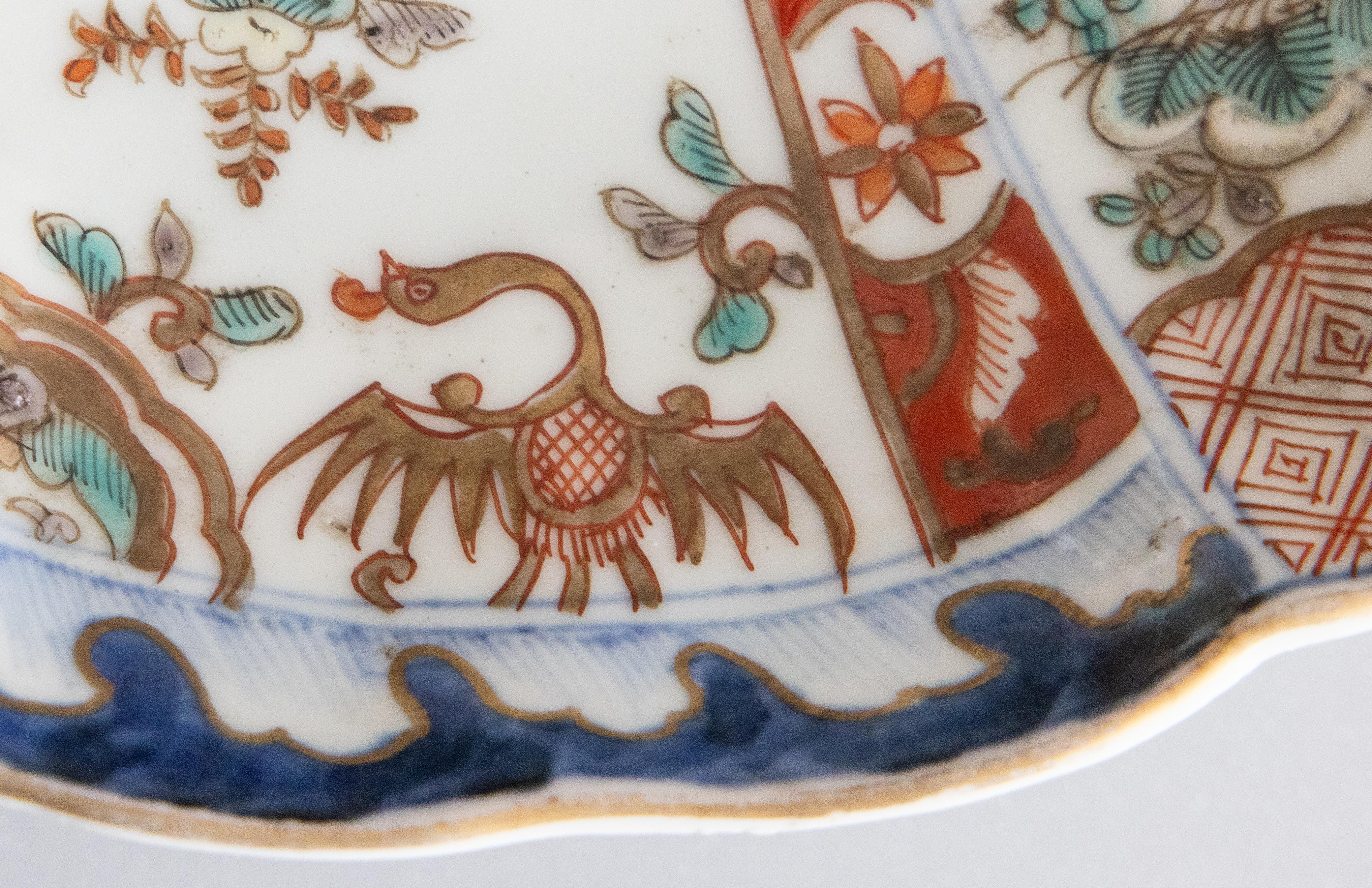 Antiker japanischer Imari-Teller mit Wellenschliff aus dem 19. (19. Jahrhundert) im Angebot