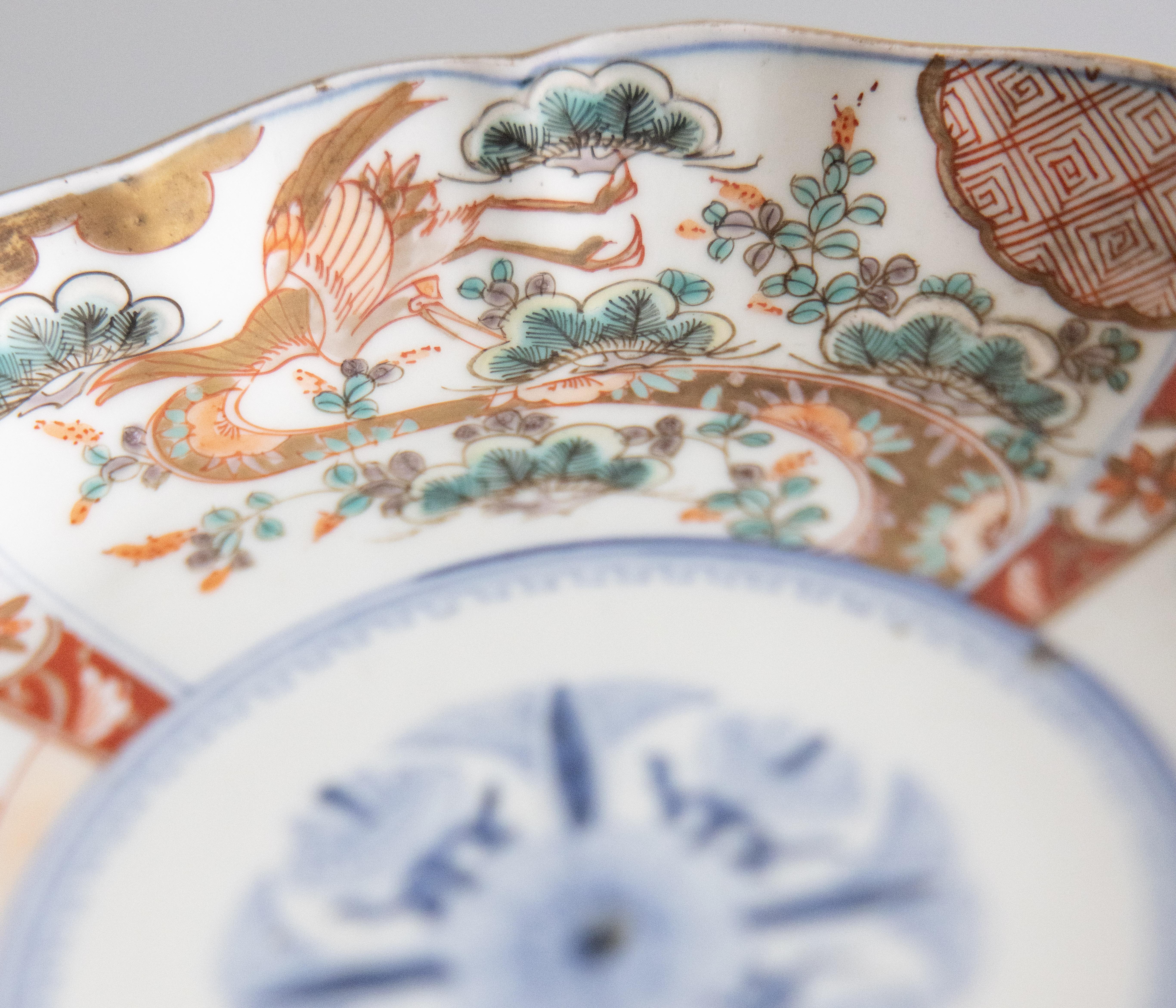 Antiker japanischer Imari-Teller mit Wellenschliff aus dem 19. (Porzellan) im Angebot