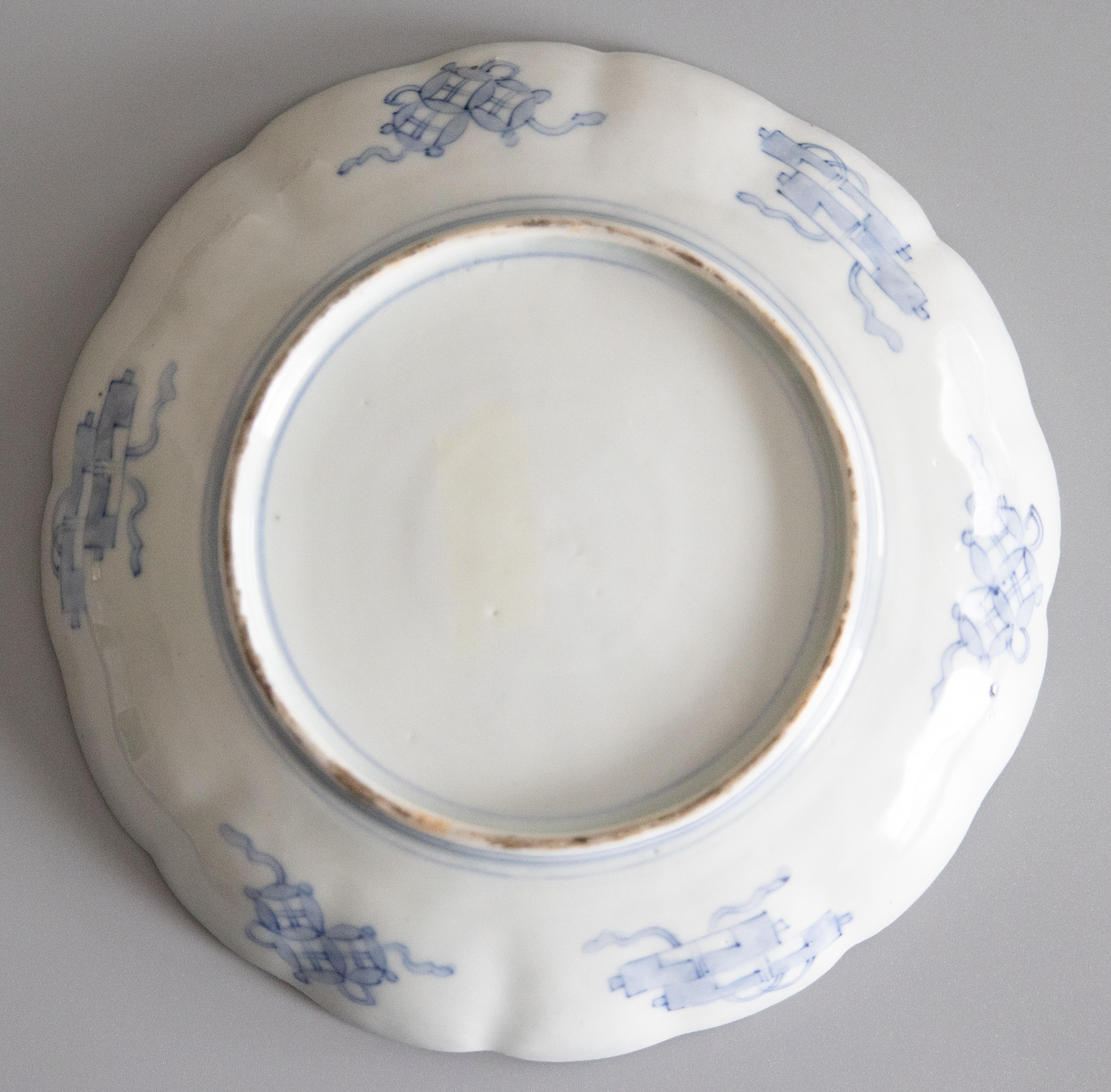 Antiker japanischer Imari-Teller mit Wellenschliff aus dem 19. im Angebot 1