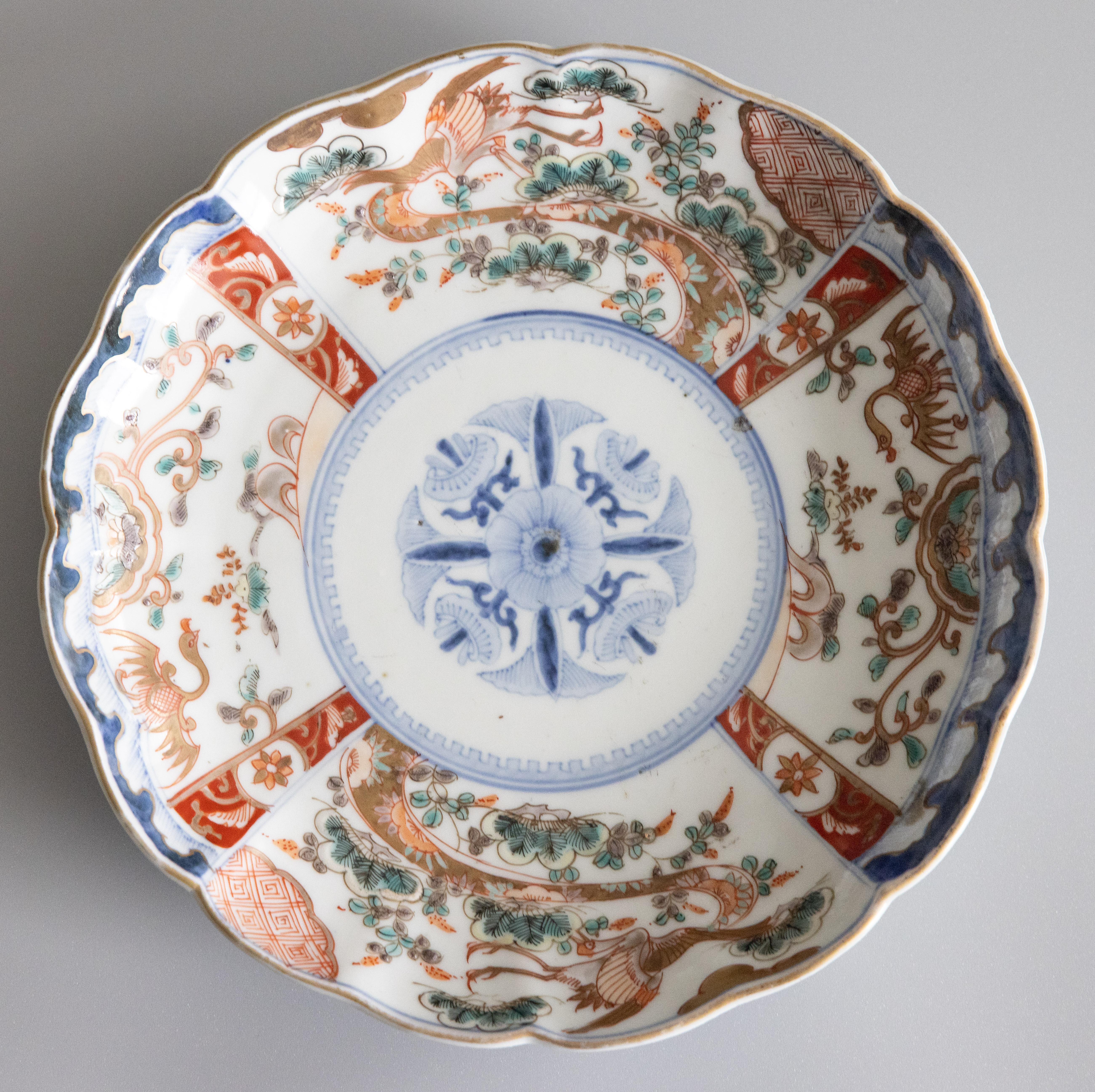 Antiker japanischer Imari-Teller mit Wellenschliff aus dem 19. im Angebot 2