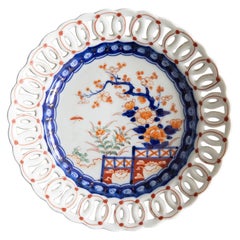 Antico piatto Imari smerlato giapponese del XIX secolo