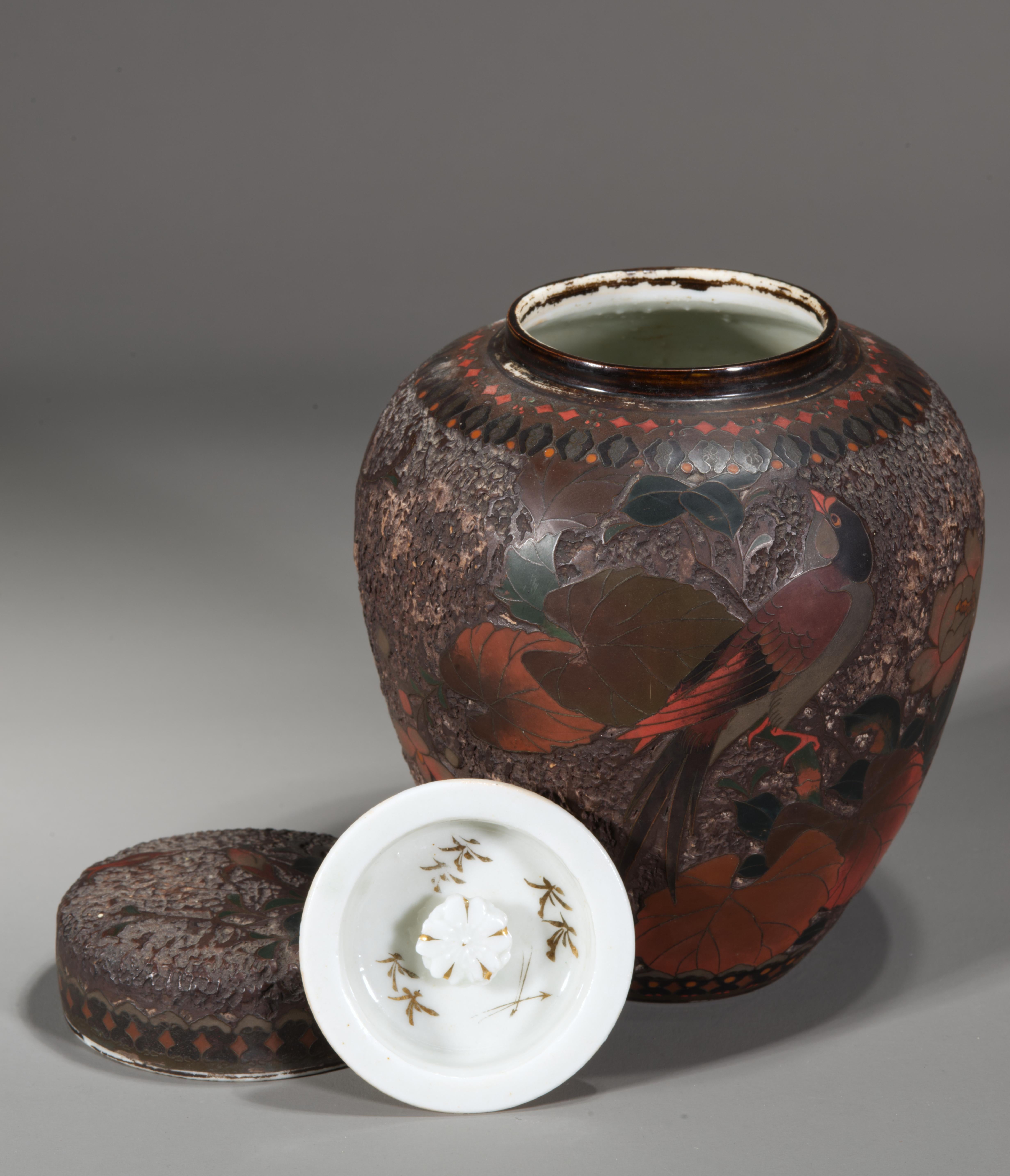 Das mittelgroße Ingwergefäß oder die große Teedose zeigt ein detailliertes Dekor eines Vogels, der auf einem blühenden Zweig sitzt. Es ist in Totai Shippo Technik in dunkelroten und grünen Farben gehalten. Die Schulter des Gefäßes ist mit einem