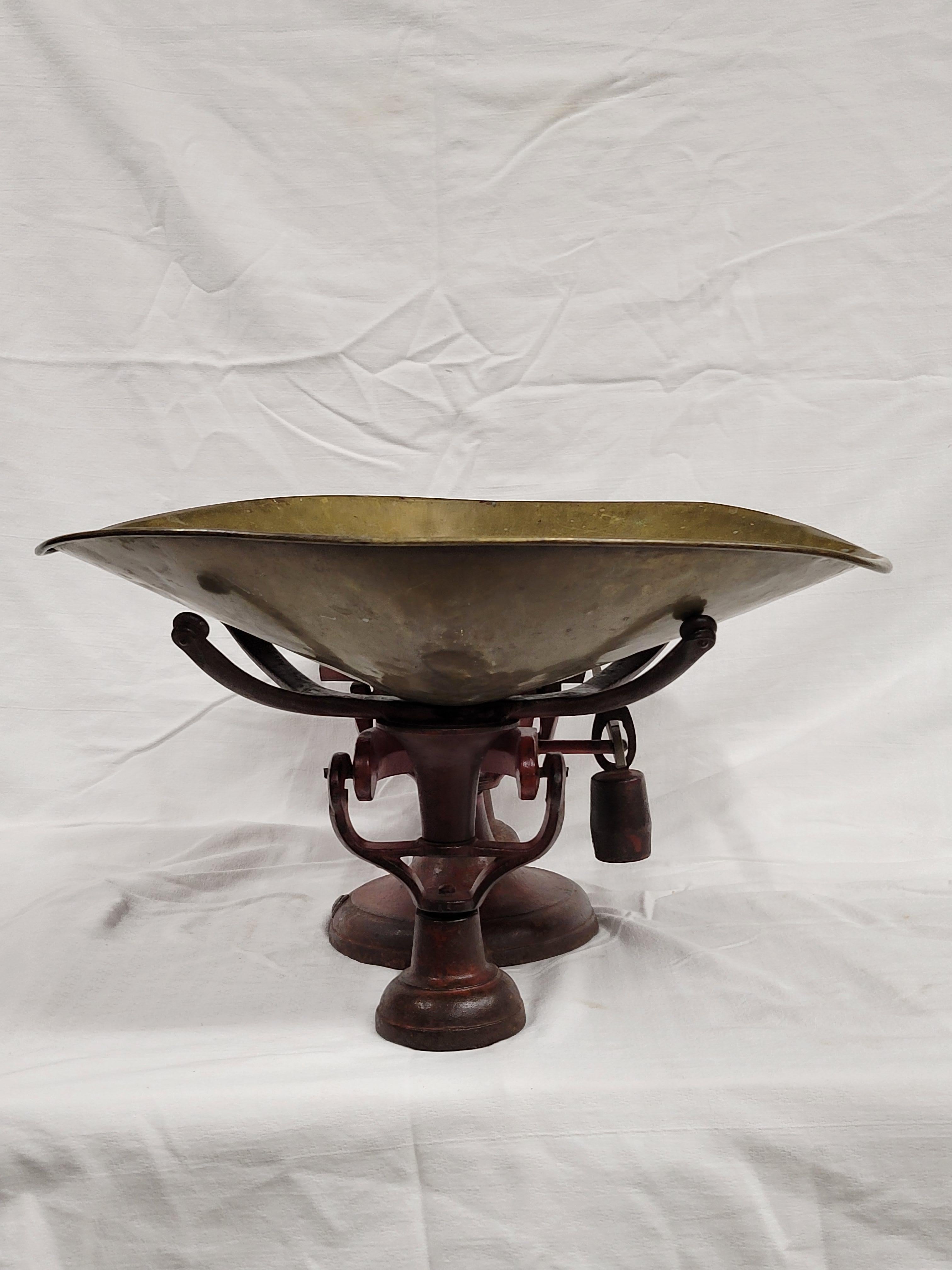 Ancienne échelle en fonte rouge peinte de John Chatillon & Sons du 19ème siècle en vente 3