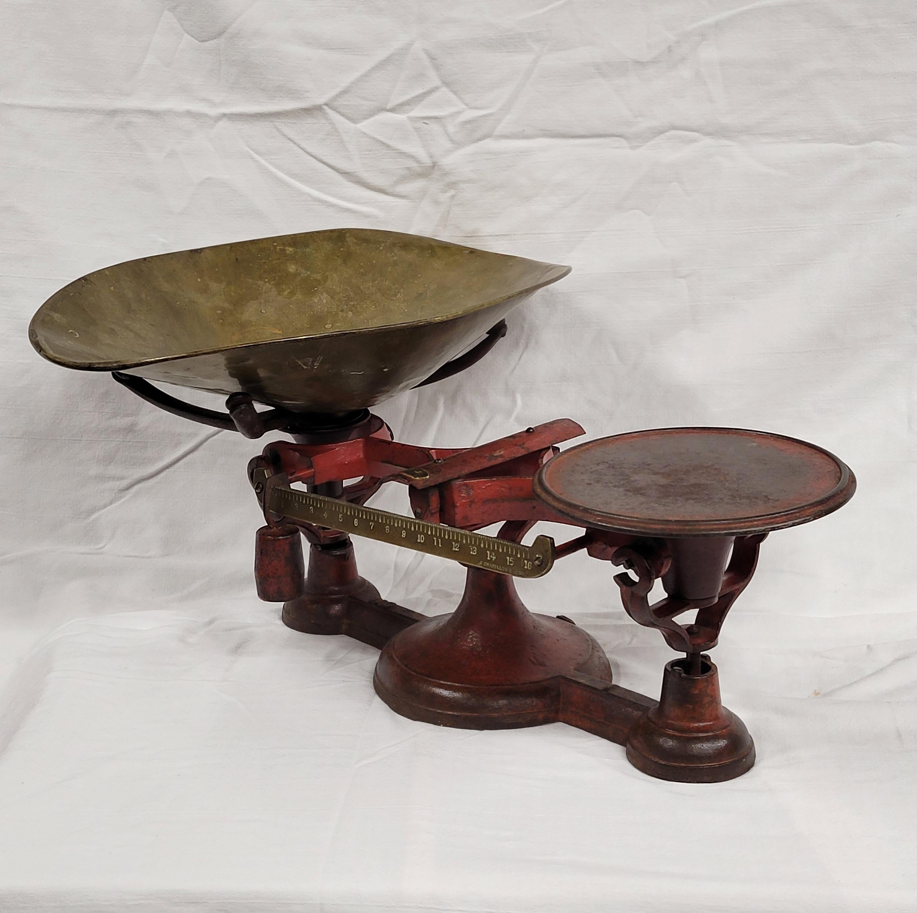 Une charmante balance en fonte de John Chatillon & Sons avec une peinture rouge d'origine et un grand plateau en laiton. Le poids est fixe et se déplace d'un côté à l'autre. J. Chatillon & Sons est estampillé sur la barre de poids. La peinture rouge