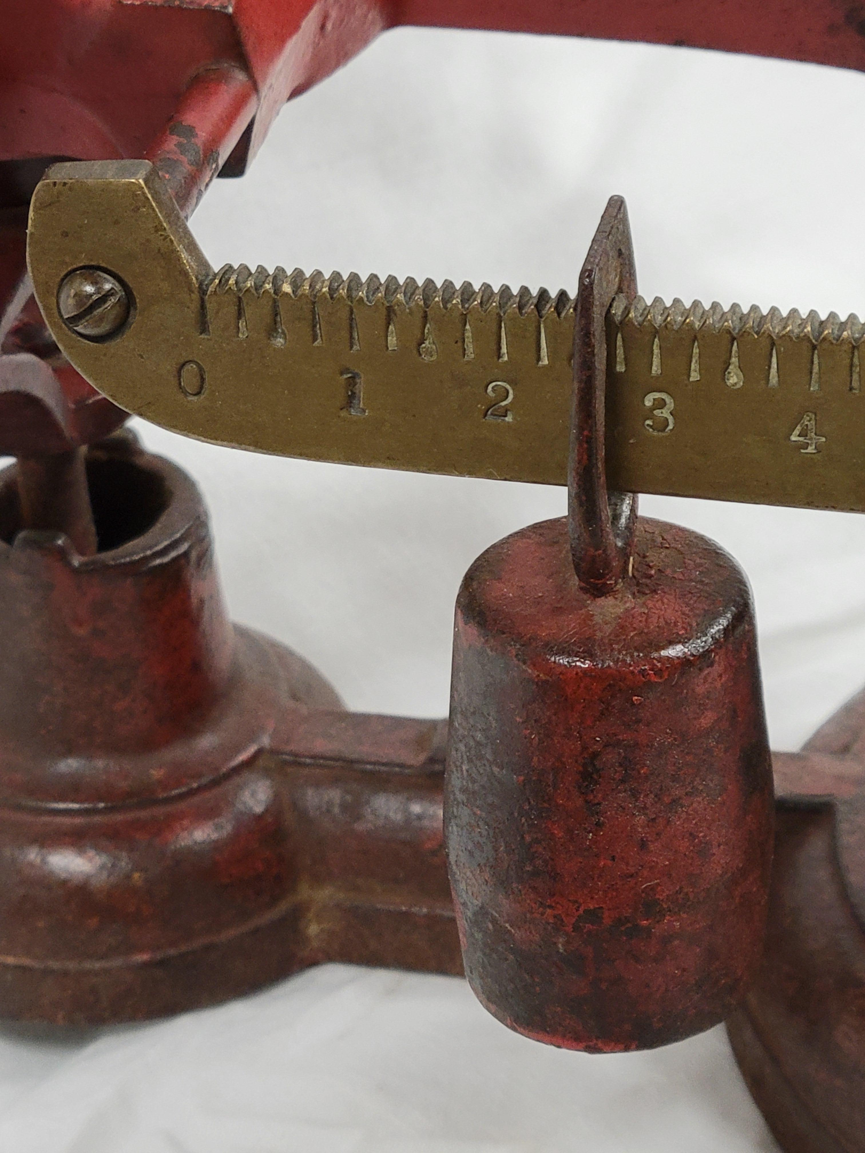 Ancienne échelle en fonte rouge peinte de John Chatillon & Sons du 19ème siècle Bon état - En vente à Centennial, CO
