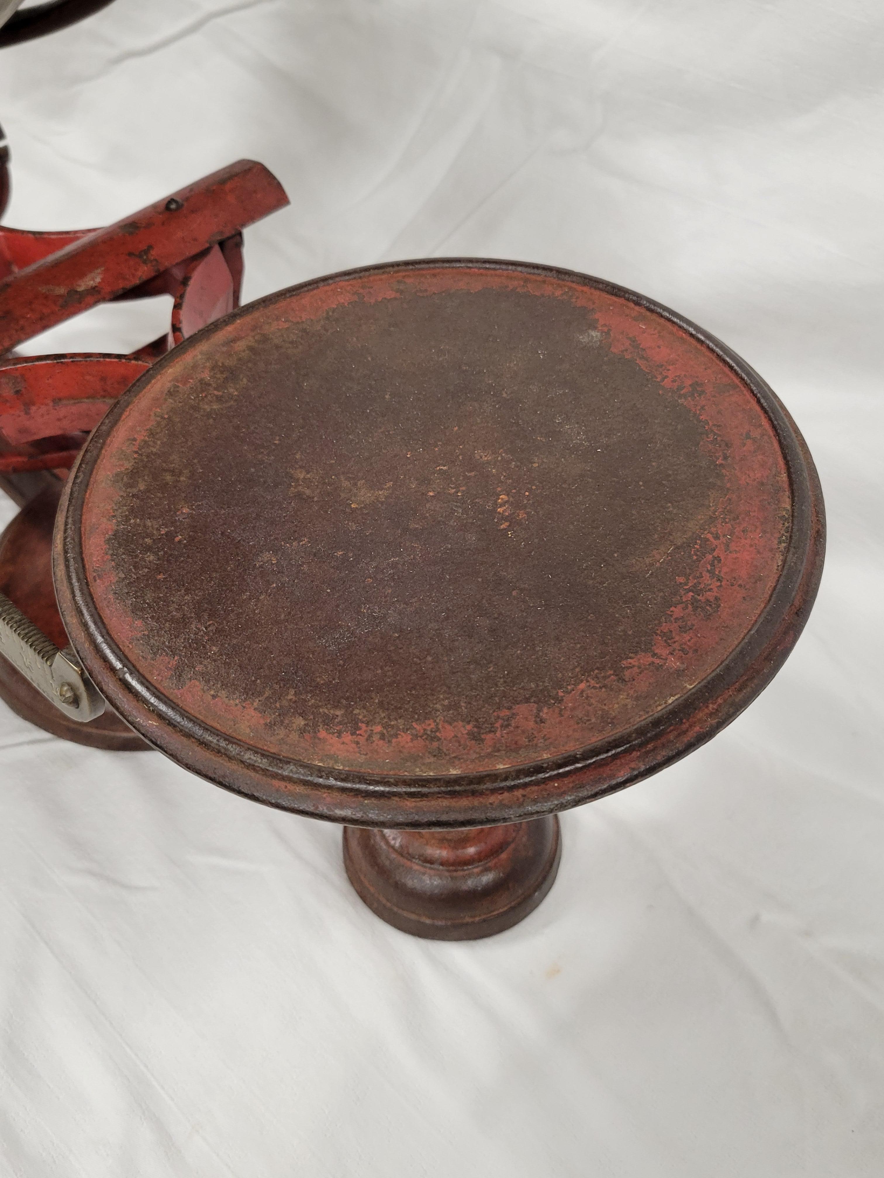 Ancienne échelle en fonte rouge peinte de John Chatillon & Sons du 19ème siècle en vente 2