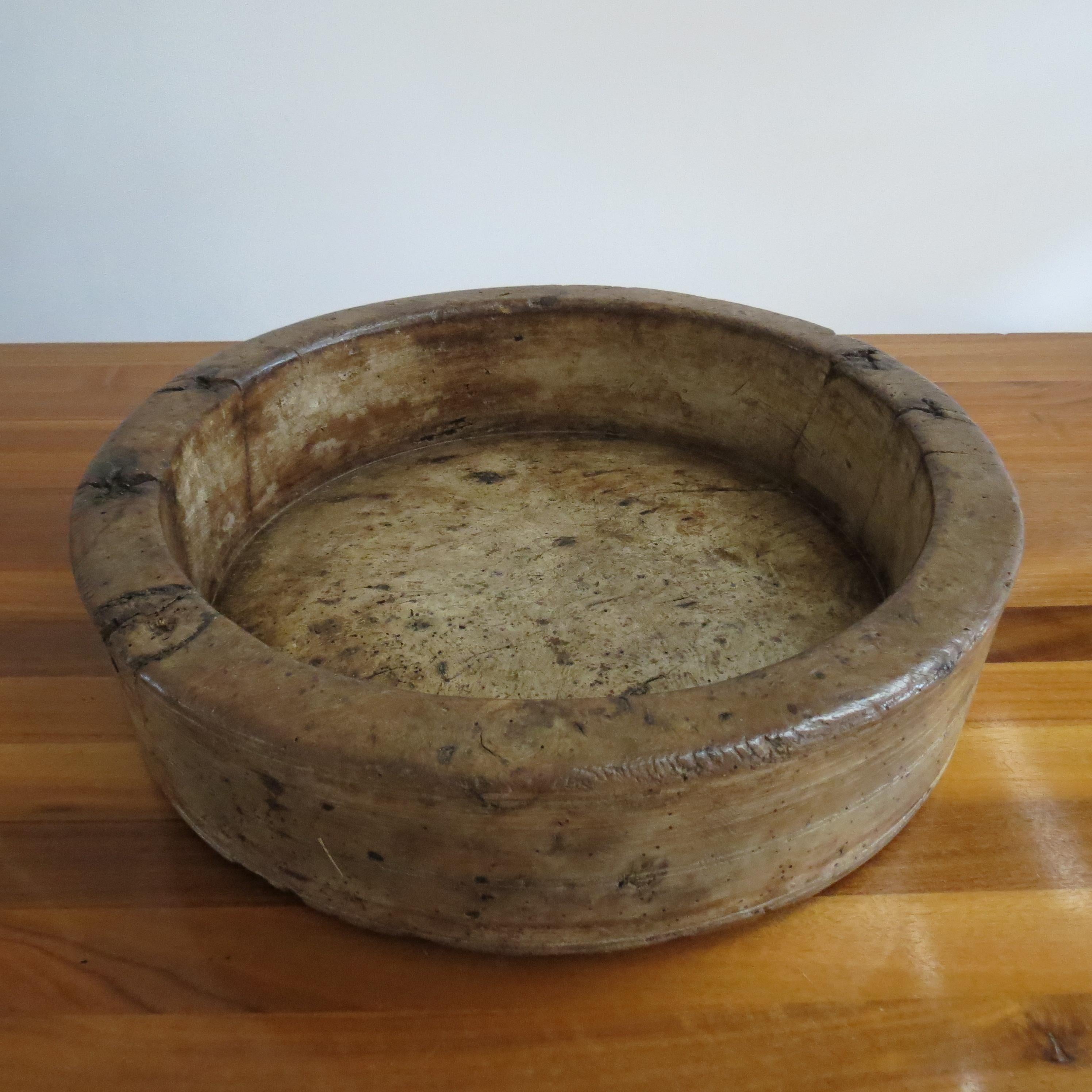 Splendida ciotola in legno di grandi dimensioni risalente al XIX secolo.  Questa ciotola sarebbe stata tornita a mano da un pezzo molto grande di legno di olmo inglese.  Con il tempo e l'uso, il legno si è ammorbidito fino a raggiungere l'aspetto