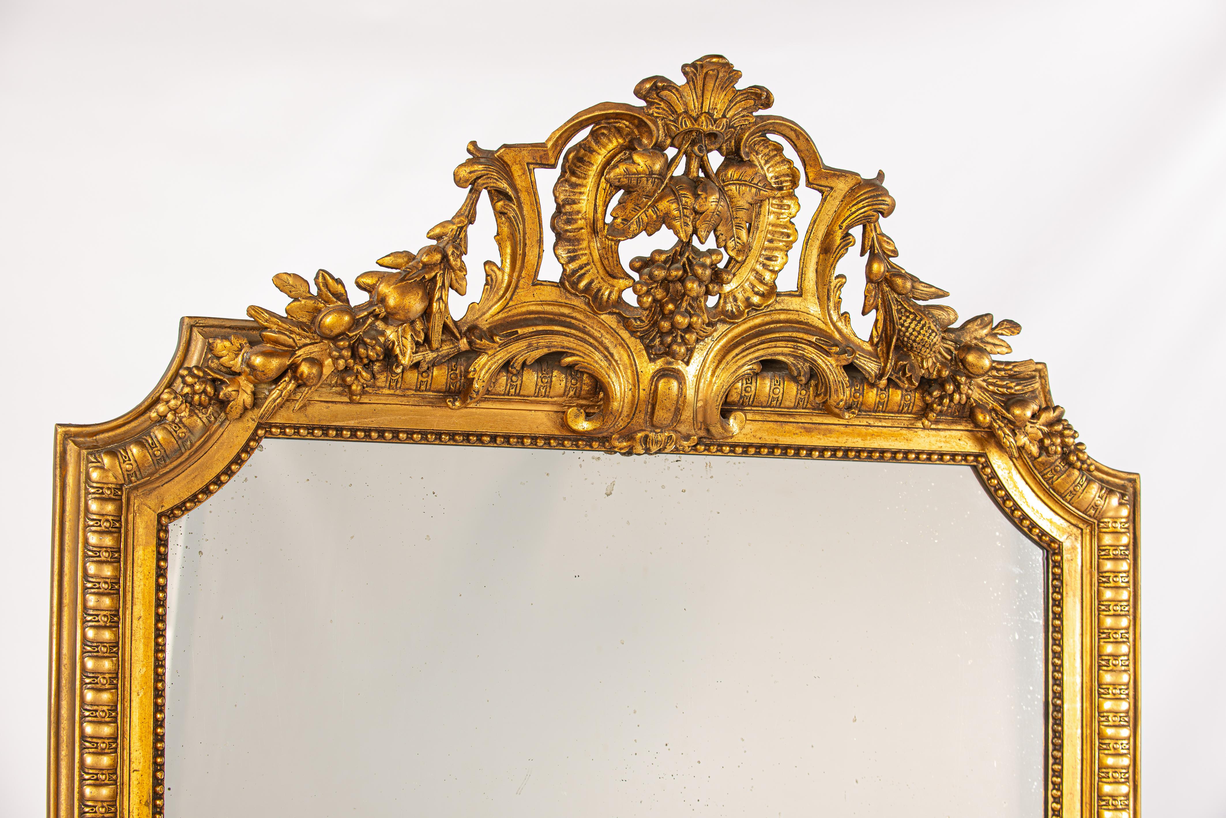 Questo splendido specchio Luigi XVI di grandi dimensioni è stato realizzato nel nord della Francia verso la fine del XIX secolo, intorno al 1890. La cornice è realizzata in legno di pino massiccio, ornata da un profilo elegante e da ricchi