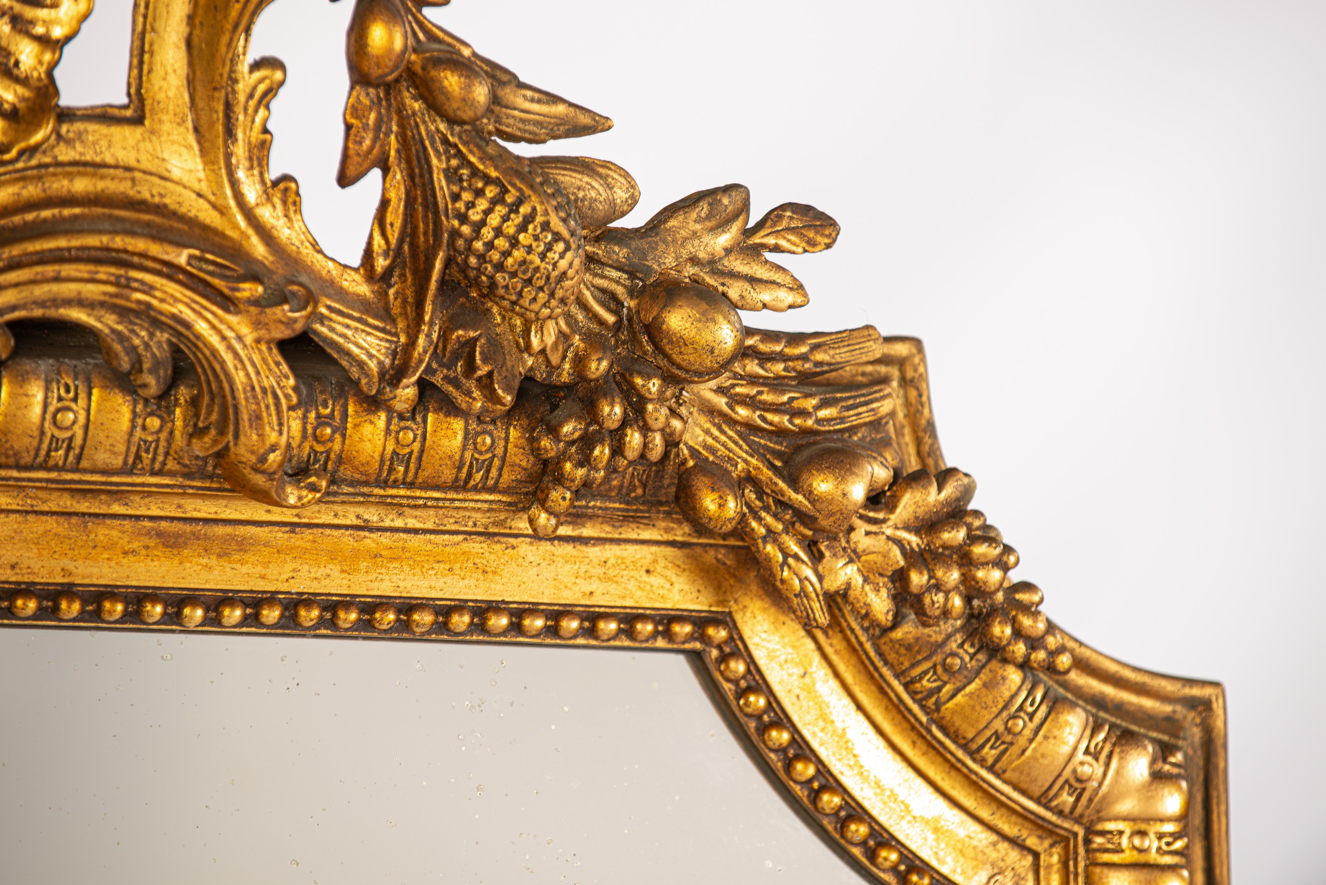 Francese Antico XIX secolo Grande  Specchio francese Louis Seize patinato a foglia d'oro e dorato in vendita