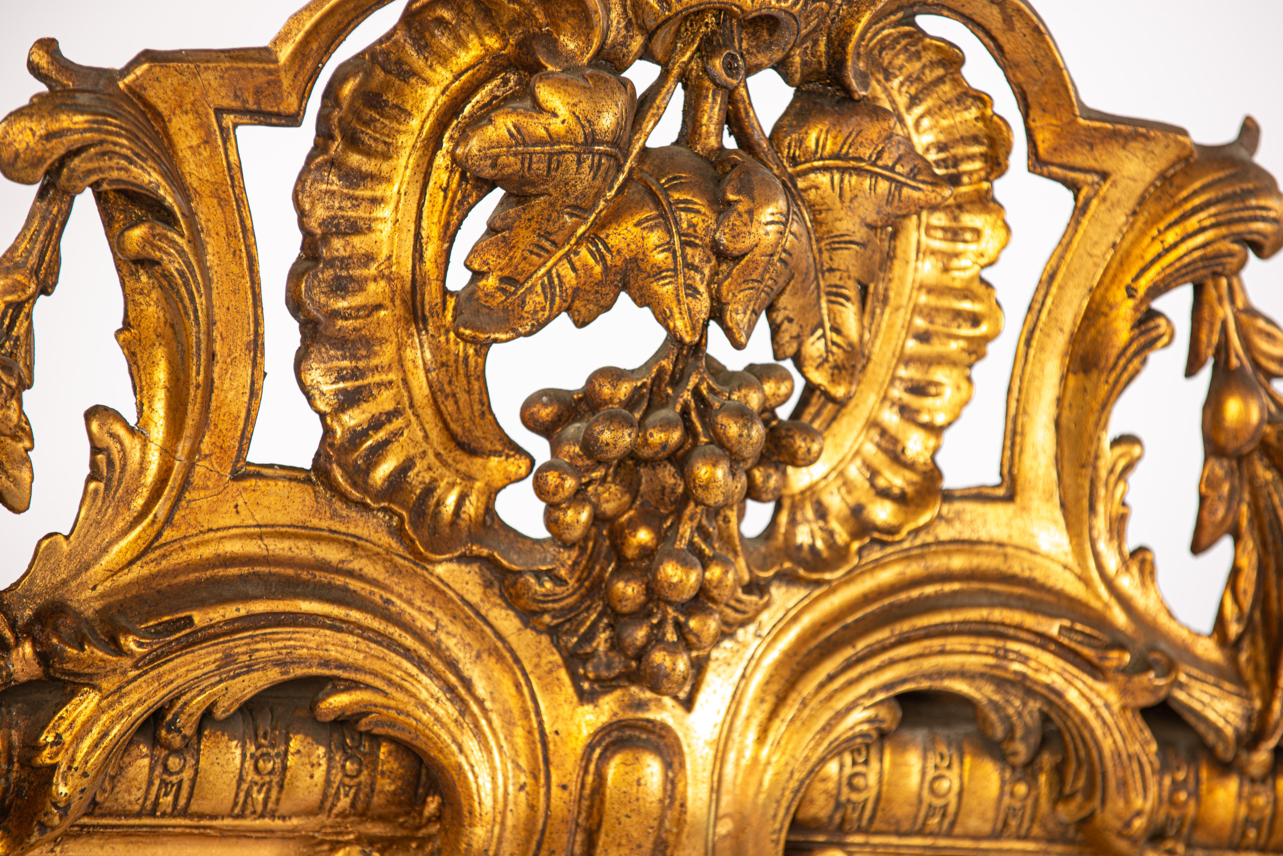 Dorato Antico XIX secolo Grande  Specchio francese Louis Seize patinato a foglia d'oro e dorato in vendita