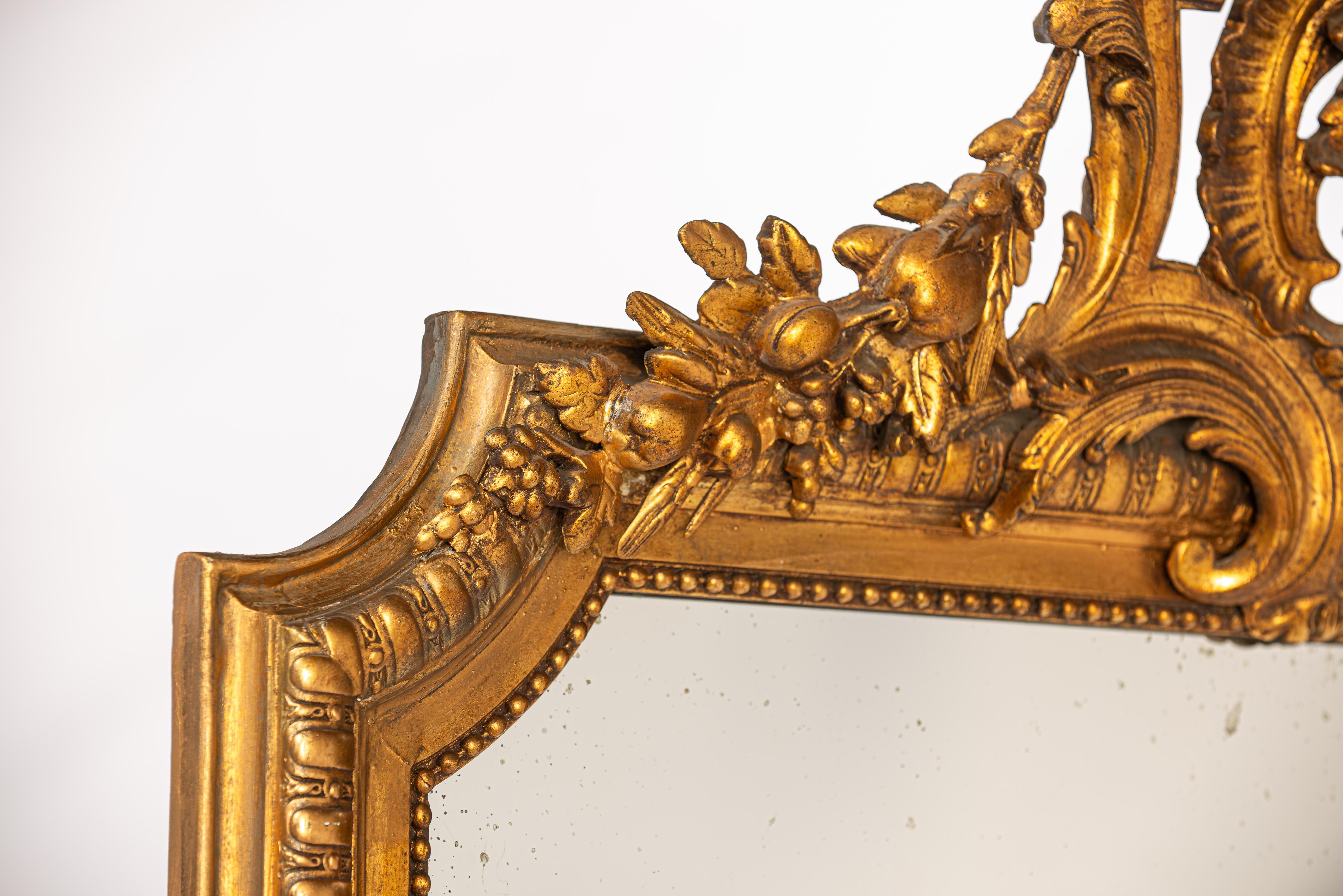 Antico XIX secolo Grande  Specchio francese Louis Seize patinato a foglia d'oro e dorato In condizioni buone in vendita a Casteren, NL