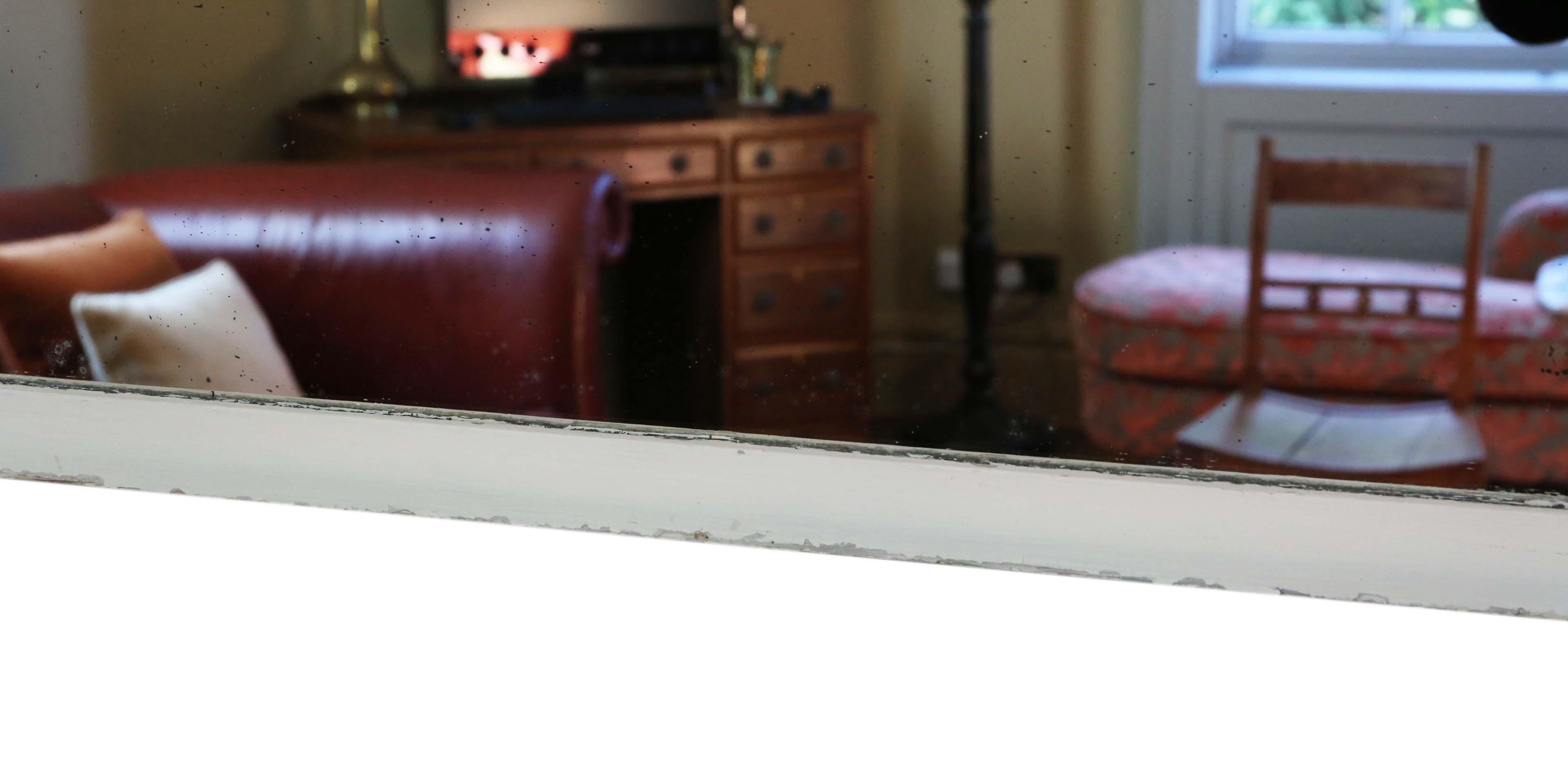 Antiguo siglo XIX Gran espejo de pared dorado blanco sobremantelado en venta 3