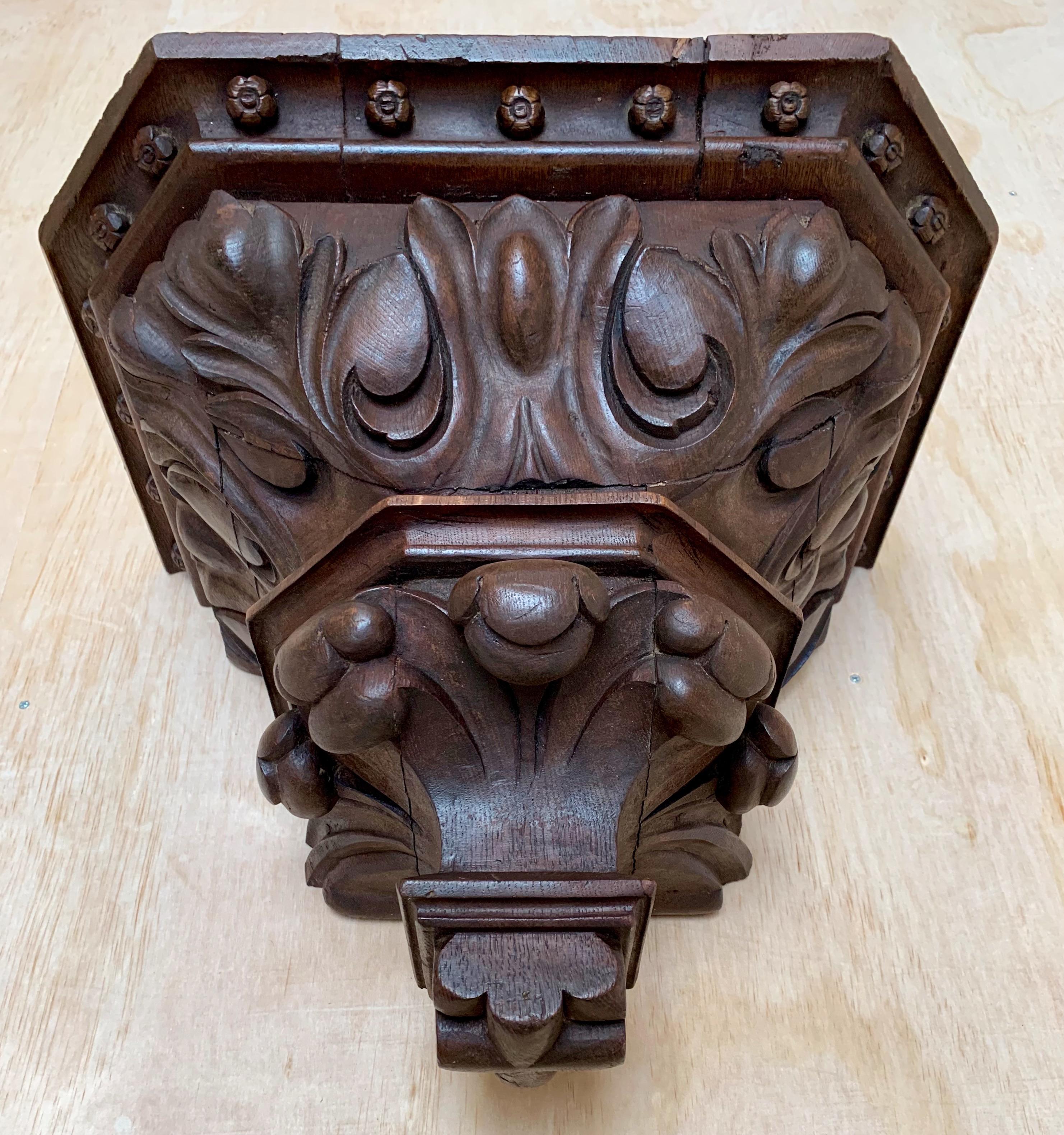 Antique large Gothic Revival wall bracket with carved acanthus leafs

This handcrafted and hand-carved, Gothic Revival wall bracket is one of the largest we ever had the pleasure of offering. Together with the natural flowing and deeply carved,