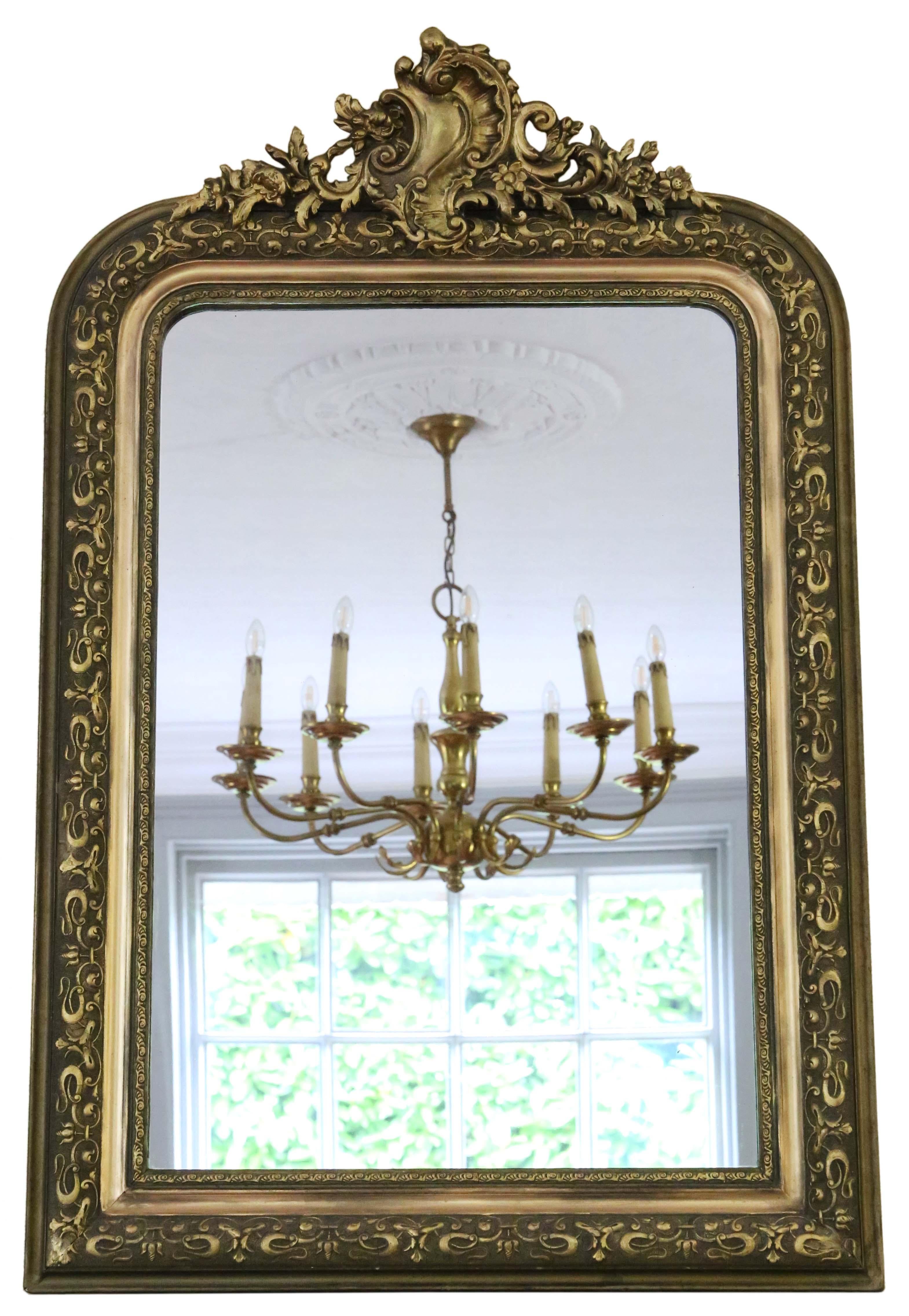 Miroir mural ou surmanteau de forme ancienne et de grande qualité, doré, du 19e siècle. Le charme et l'élégance sont au rendez-vous. Finition d'origine avec des pertes mineures. Reprise et retouches.

Il s'agit d'un miroir très rare. Un peu