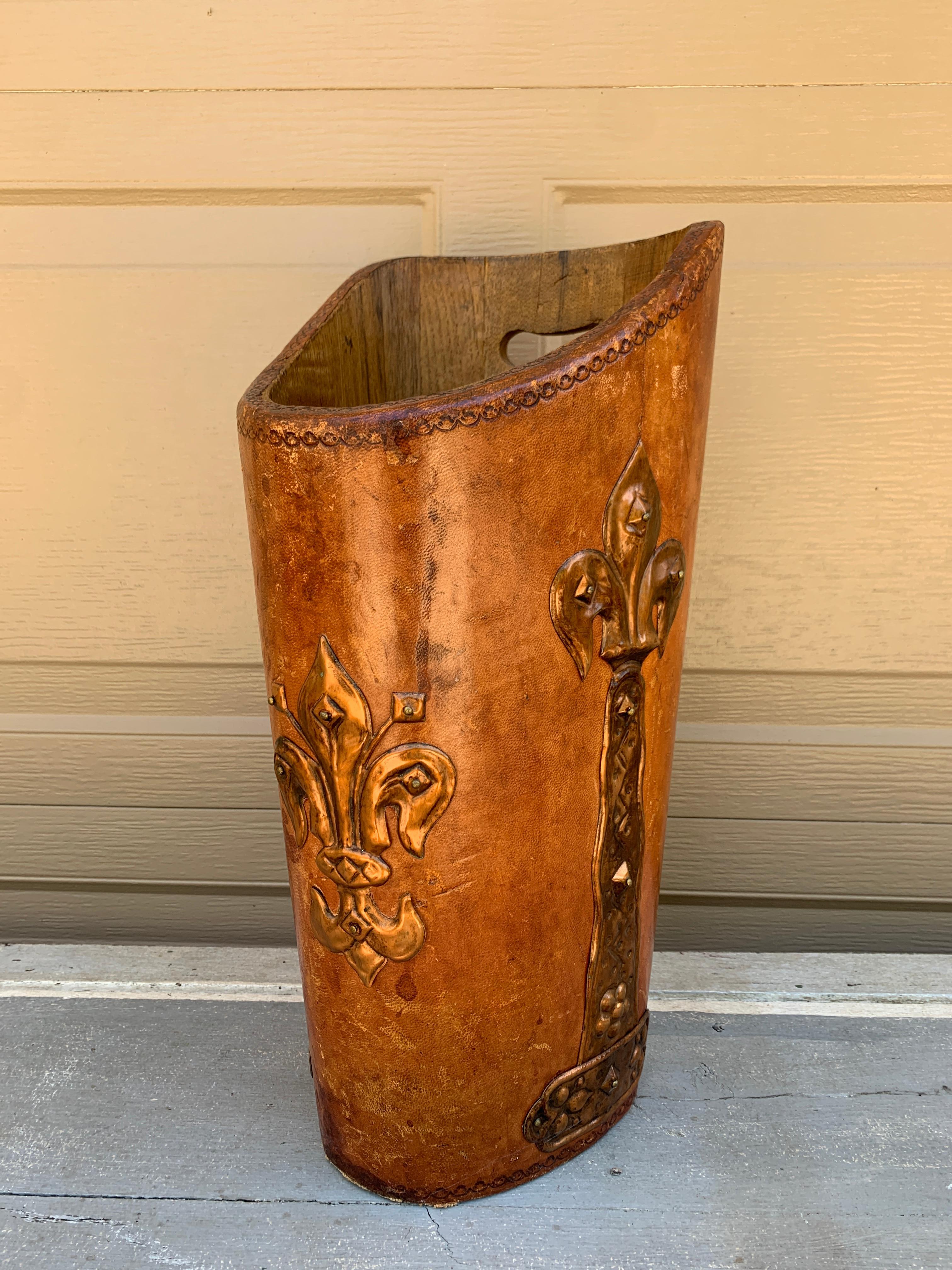 Uno splendido cestino per cereali antico del XVIII o XIX secolo, proveniente da una grande tenuta o da un castello. Il pezzo è avvolto in pelle con una patina bellissima e conserva le montature originali in rame, tra cui i fleur-des-lis e uno stemma