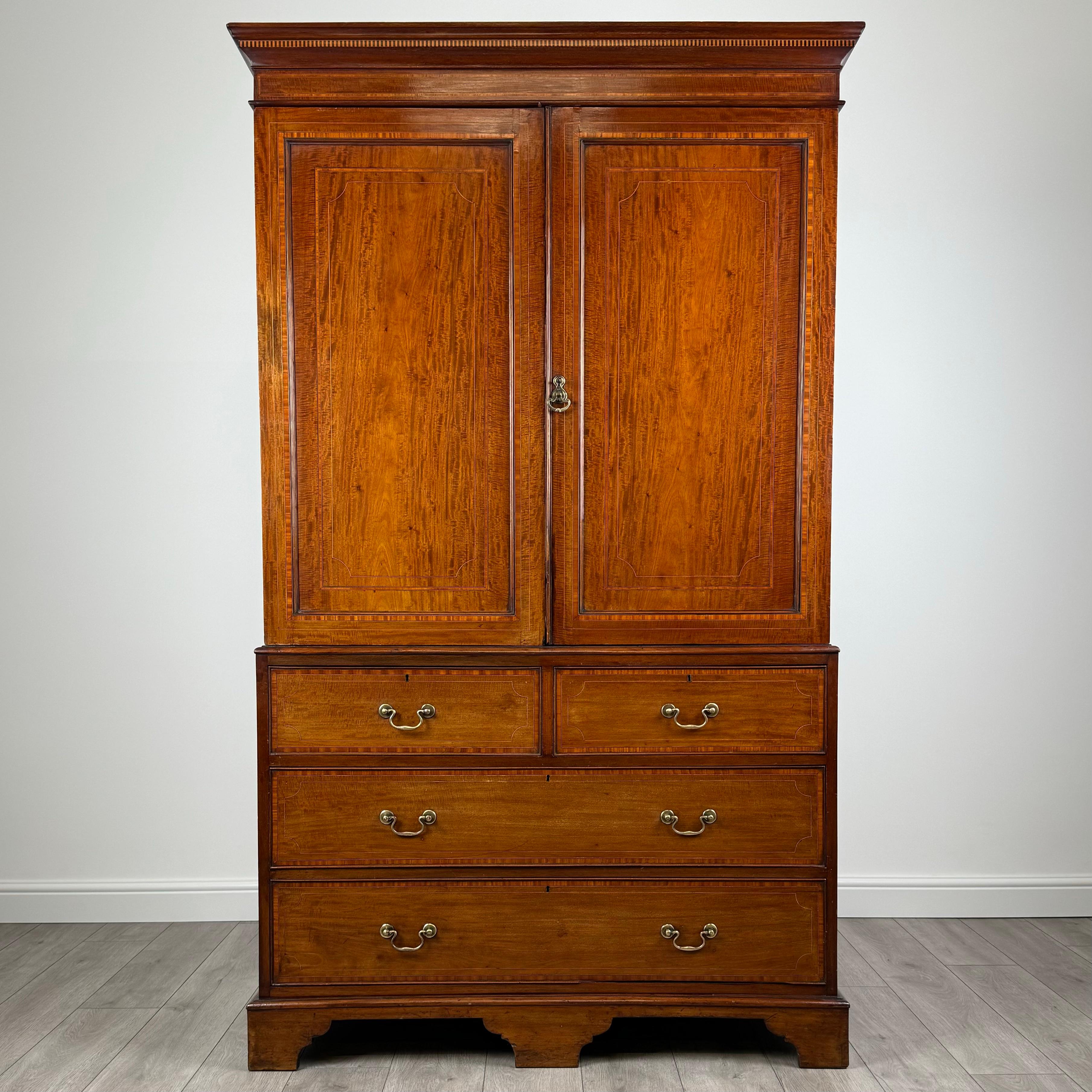 Este exquisito armario antiguo para prensa de lino del siglo XIX es una impresionante pieza de artesanía, bellamente elaborada en rica caoba. Sus reducidas proporciones lo convierten en una pieza ideal para diversos espacios, ya sea como elemento
