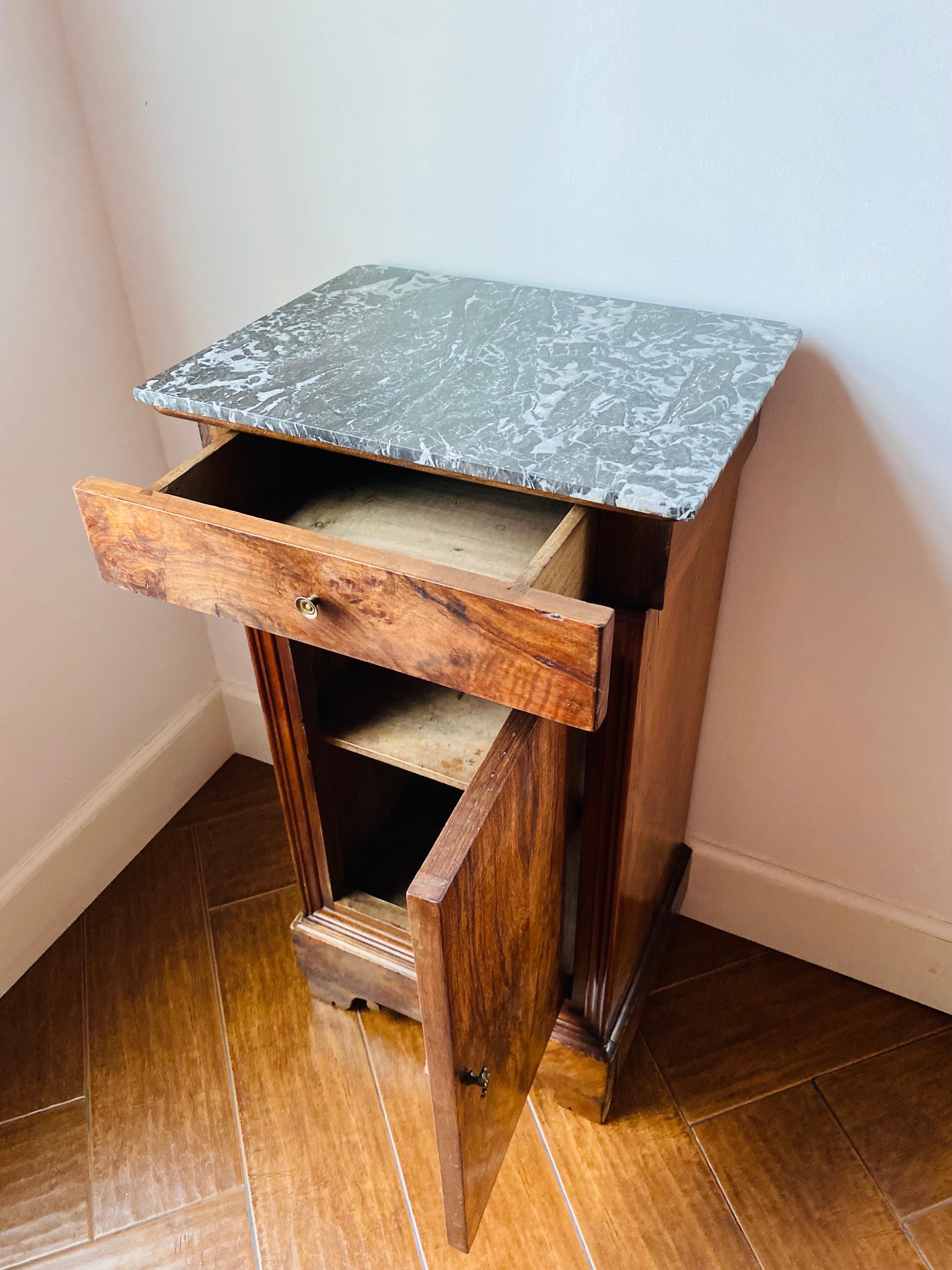 Antiker Louis Philippe Nachttisch des 19. Jahrhunderts aus Wurzelholz mit Marmorplatte (Neoklassisch) im Angebot