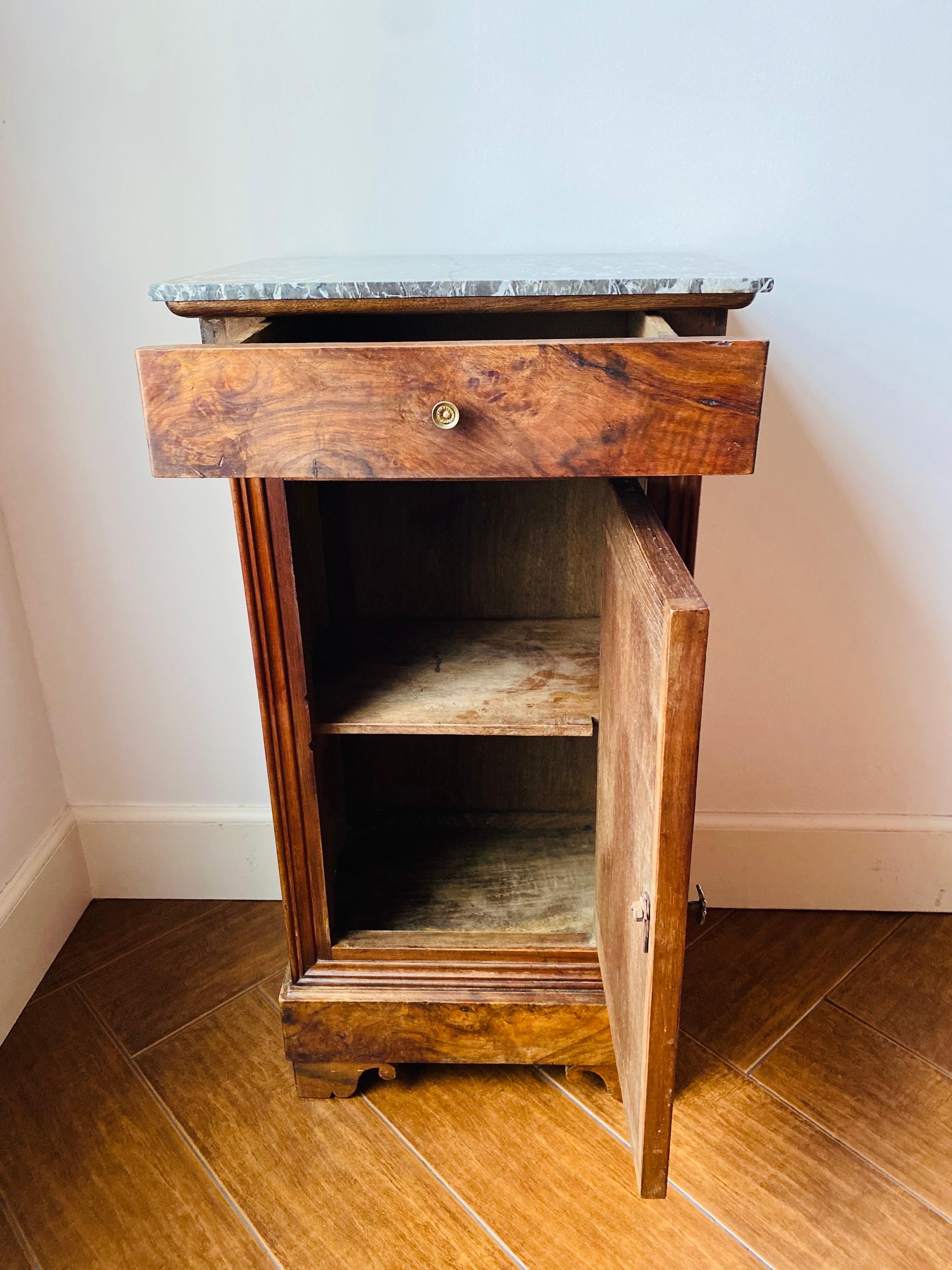 Antiker Louis Philippe Nachttisch des 19. Jahrhunderts aus Wurzelholz mit Marmorplatte (Französisch) im Angebot