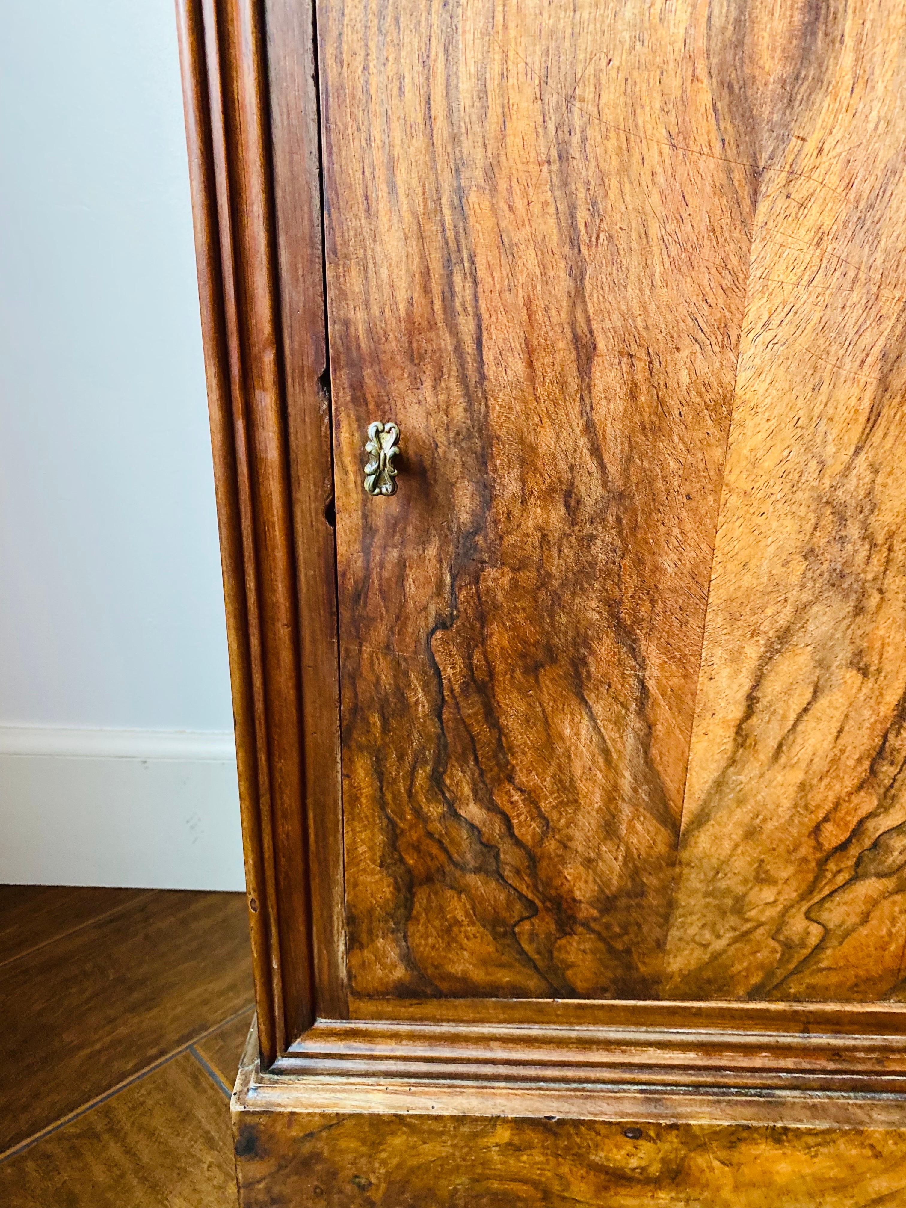 Antiker Louis Philippe Nachttisch des 19. Jahrhunderts aus Wurzelholz mit Marmorplatte (Handgefertigt) im Angebot