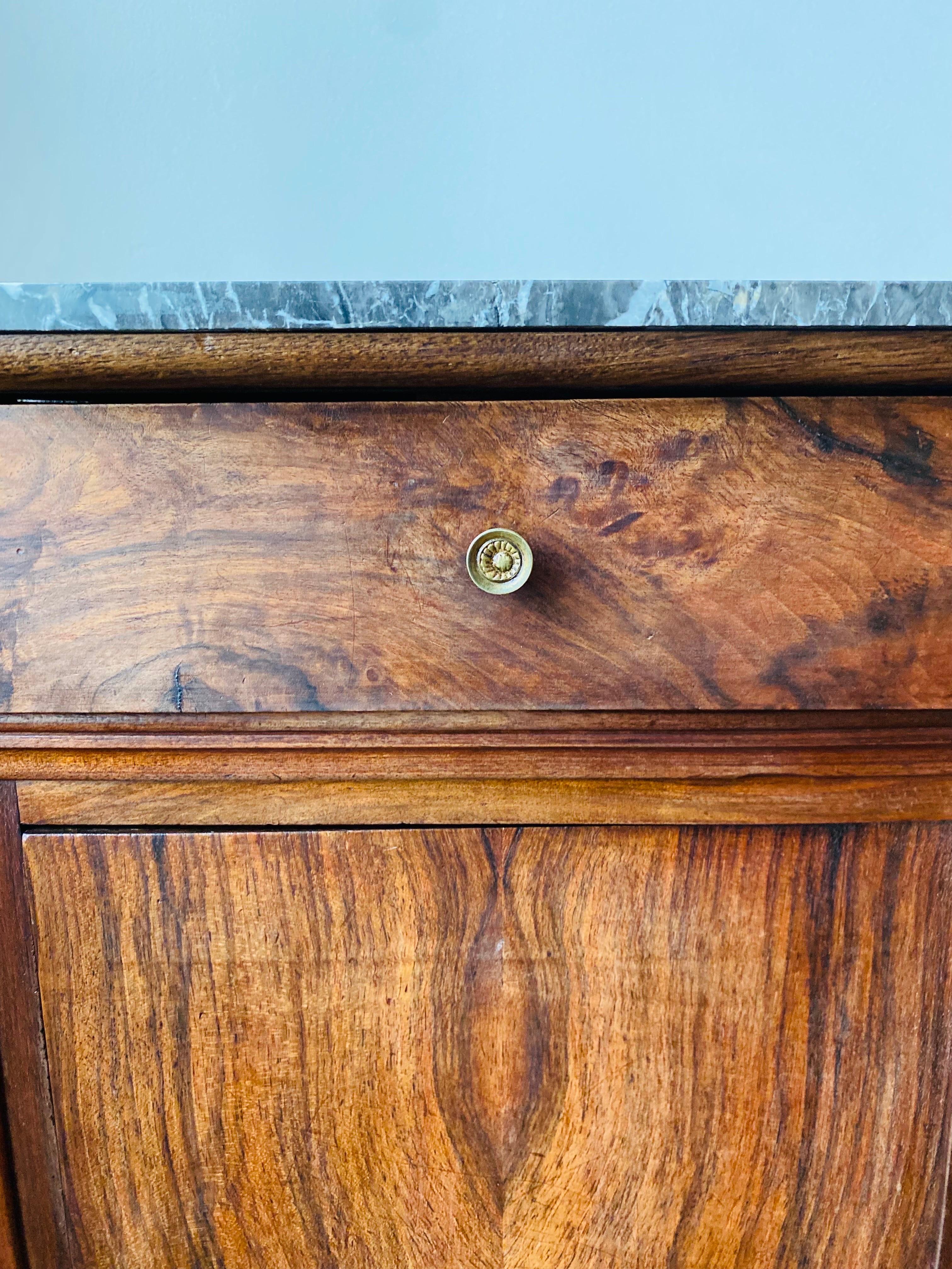 Antiker Louis Philippe Nachttisch des 19. Jahrhunderts aus Wurzelholz mit Marmorplatte im Zustand „Gut“ im Angebot in San Diego, CA