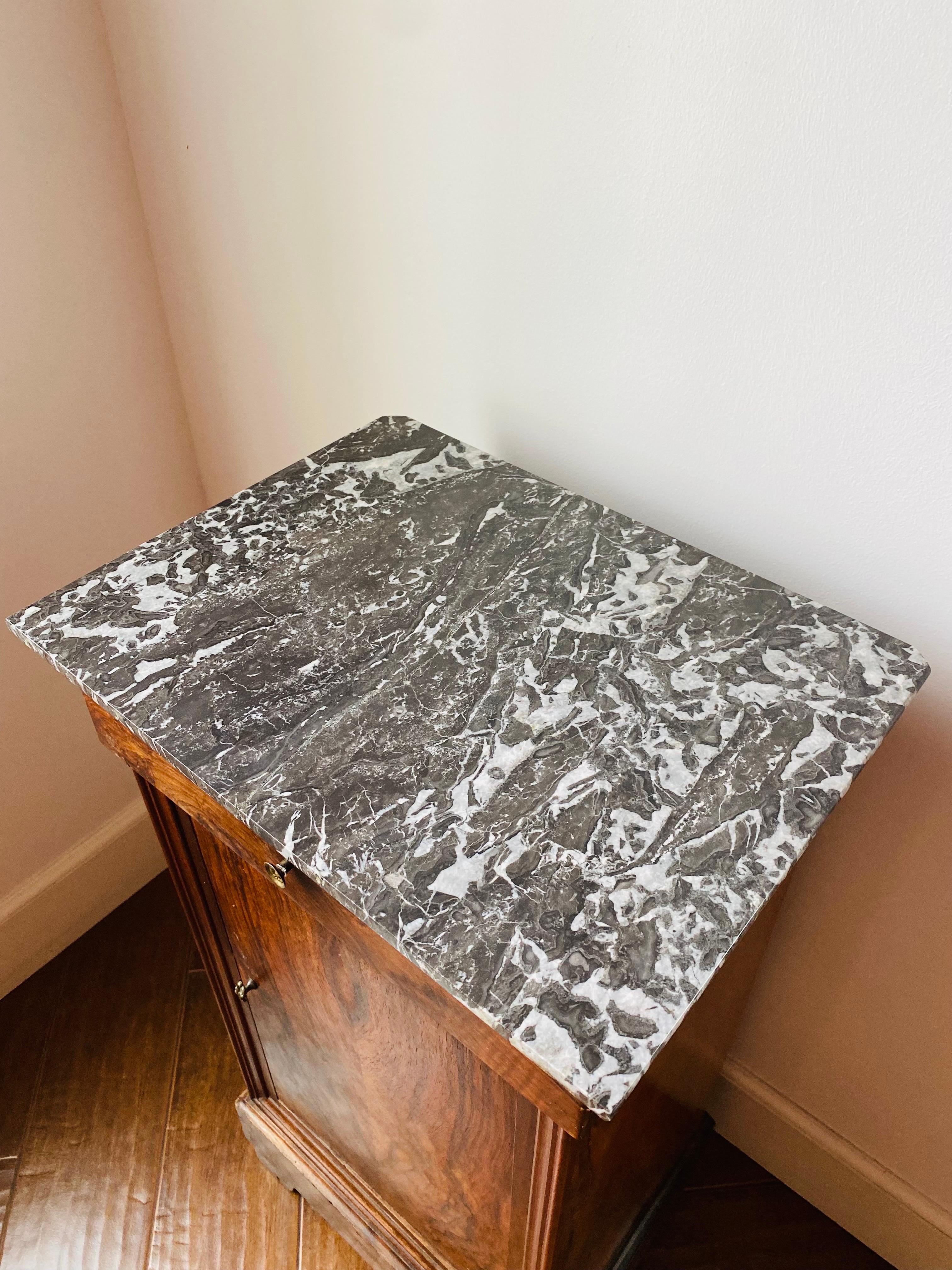 Antiker Louis Philippe Nachttisch des 19. Jahrhunderts aus Wurzelholz mit Marmorplatte im Angebot 1