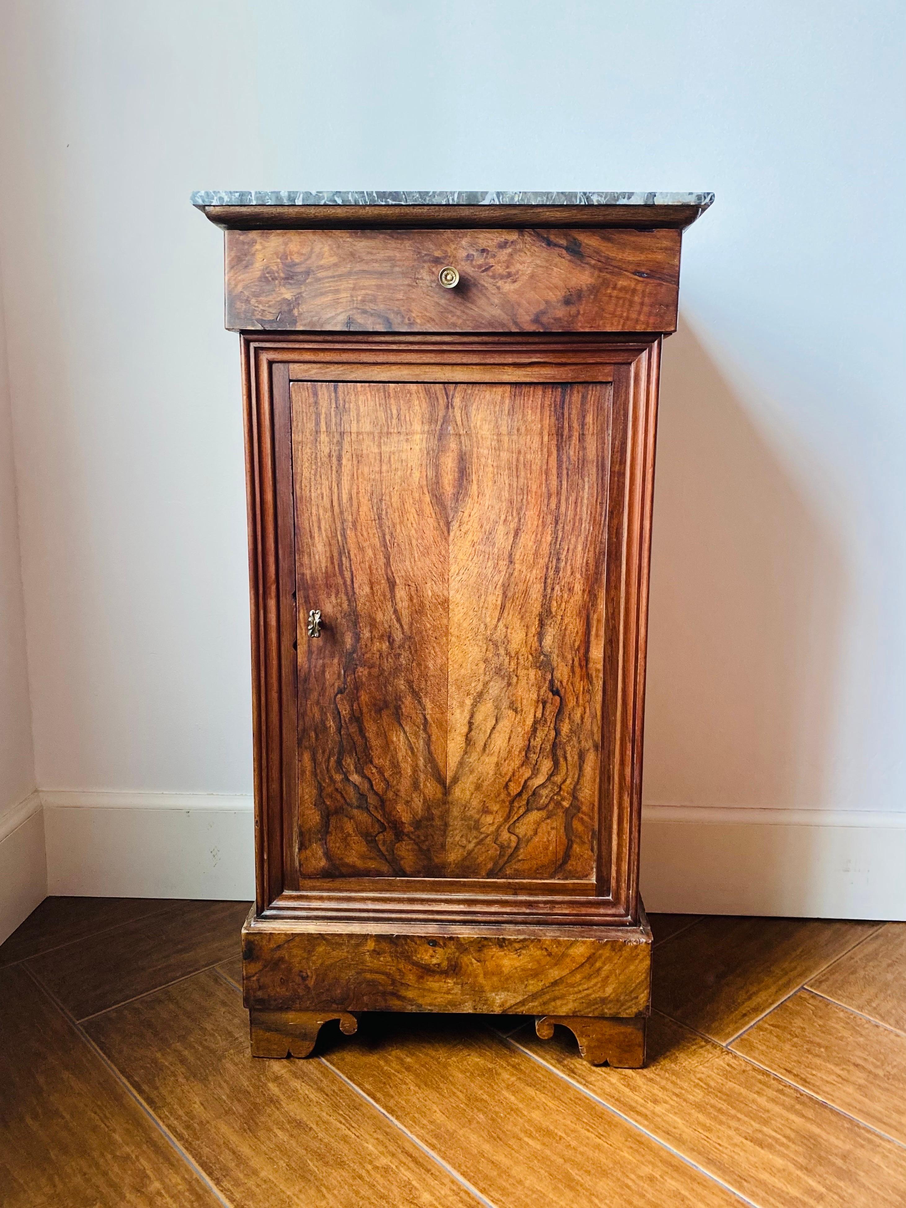 Antiker Louis Philippe Nachttisch des 19. Jahrhunderts aus Wurzelholz mit Marmorplatte im Angebot 2