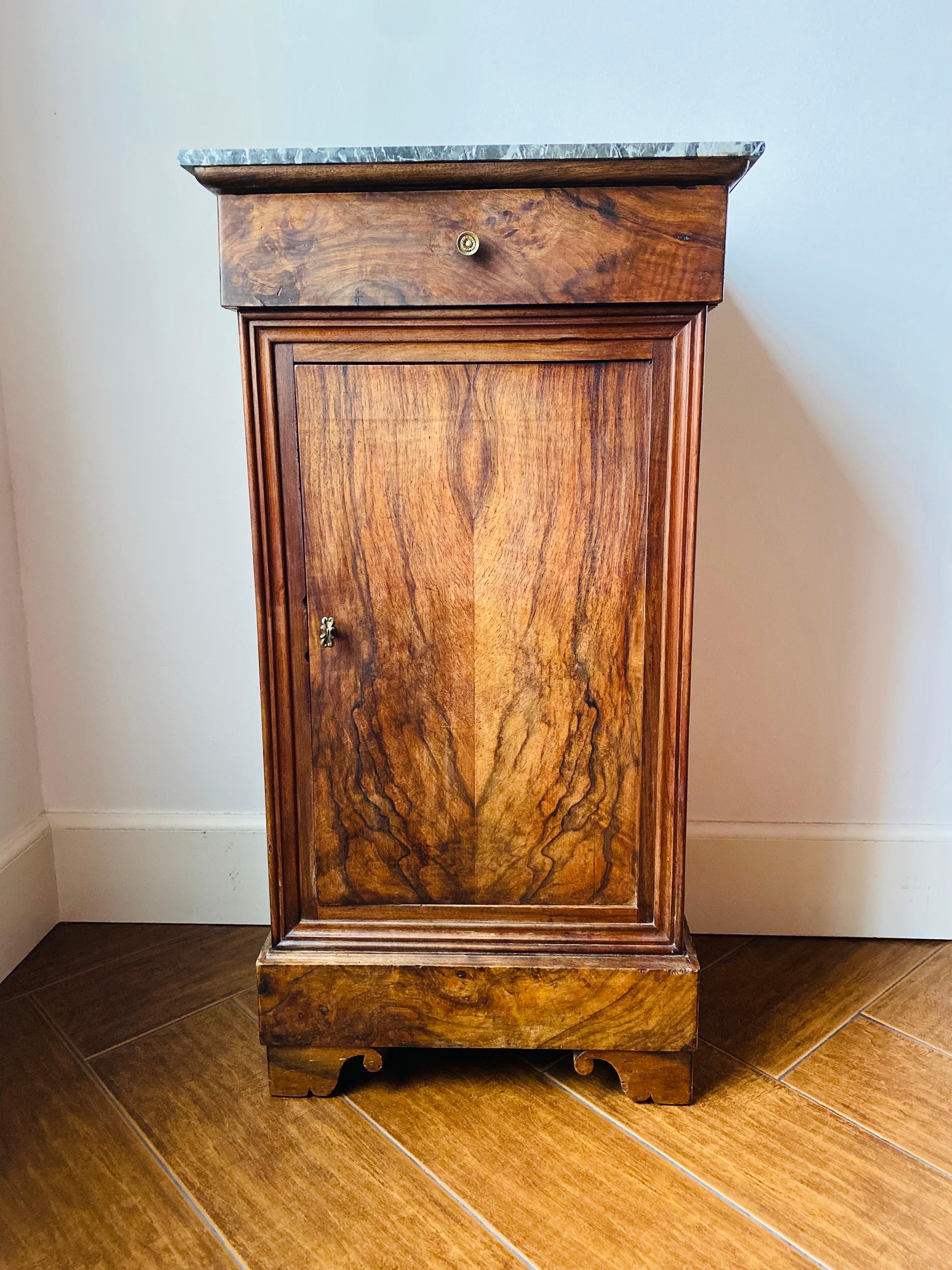 Antiker Louis Philippe Nachttisch des 19. Jahrhunderts aus Wurzelholz mit Marmorplatte im Angebot 3