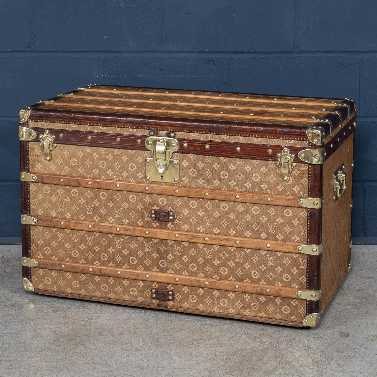 Questo eccezionale baule da corriere Louis Vuitton, realizzato in Francia intorno al 1896, è impreziosito dalla prima tela Monogram intrecciata, prodotta solo per un breve periodo alla fine del XIX secolo. I bordi in pelle robusta e le finiture in