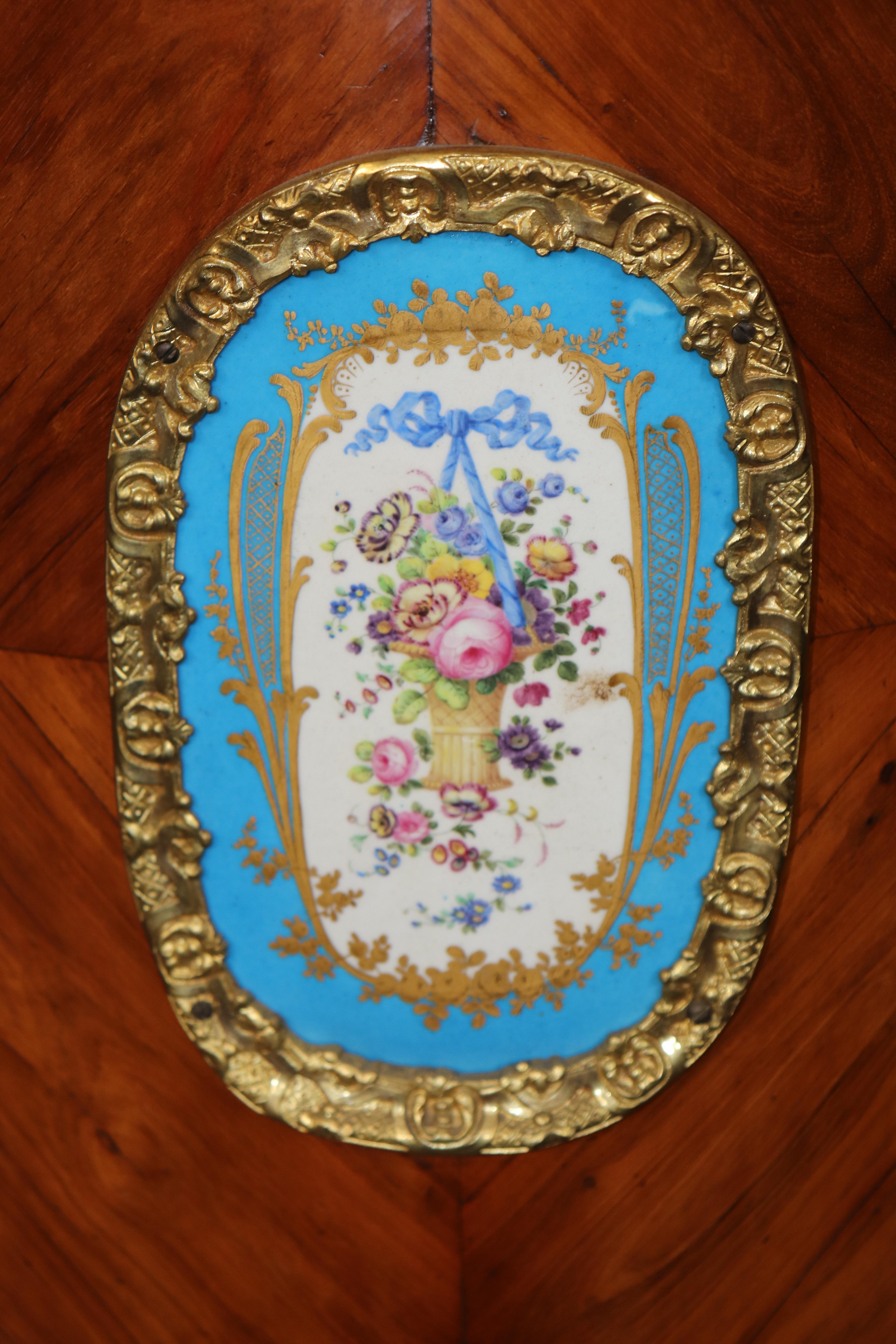 Ancienne armoire-serveur de style Louis XV du 19e siècle à décor de bronze et de Sèvres en vente 6