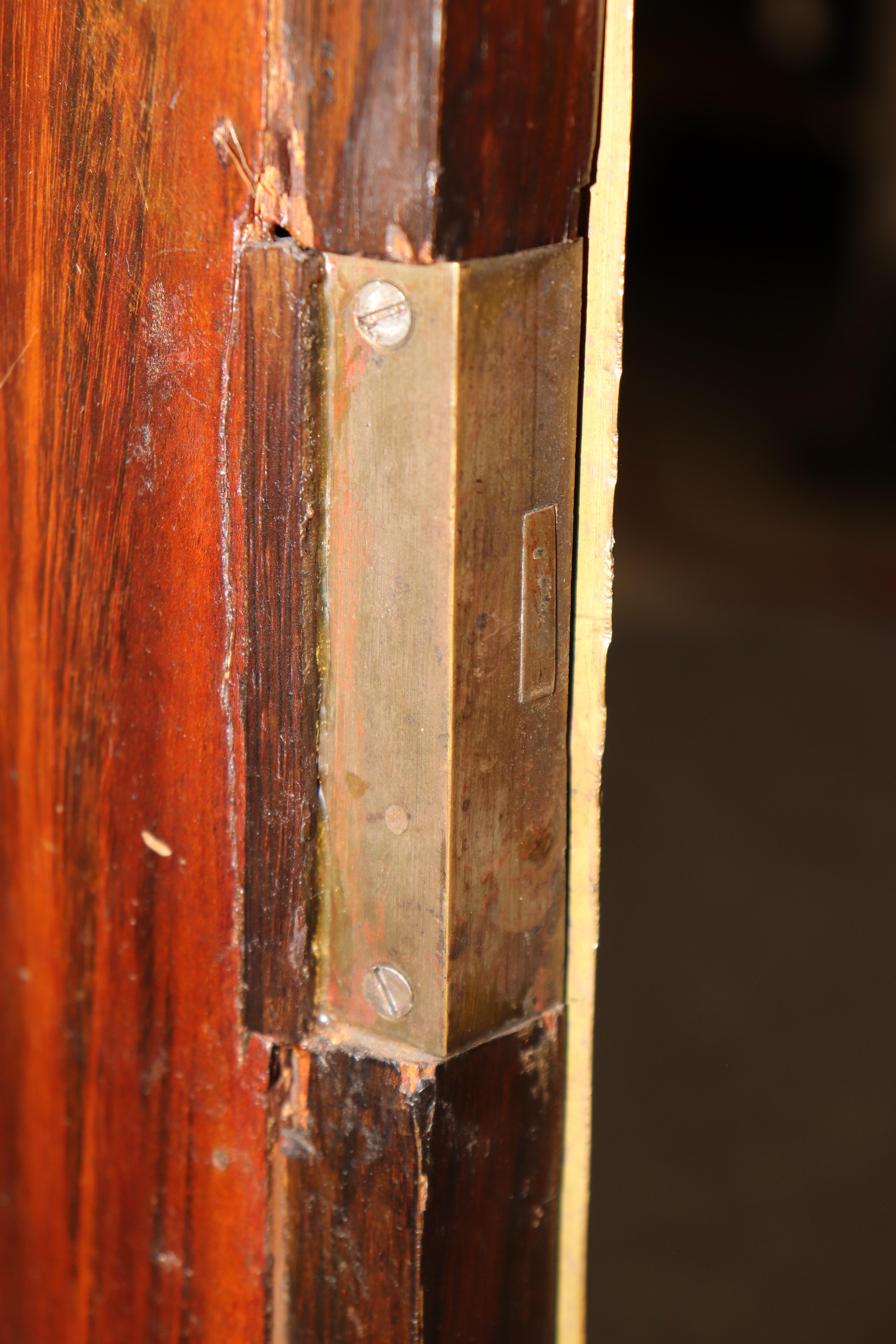 Ancienne armoire-serveur de style Louis XV du 19e siècle à décor de bronze et de Sèvres en vente 7