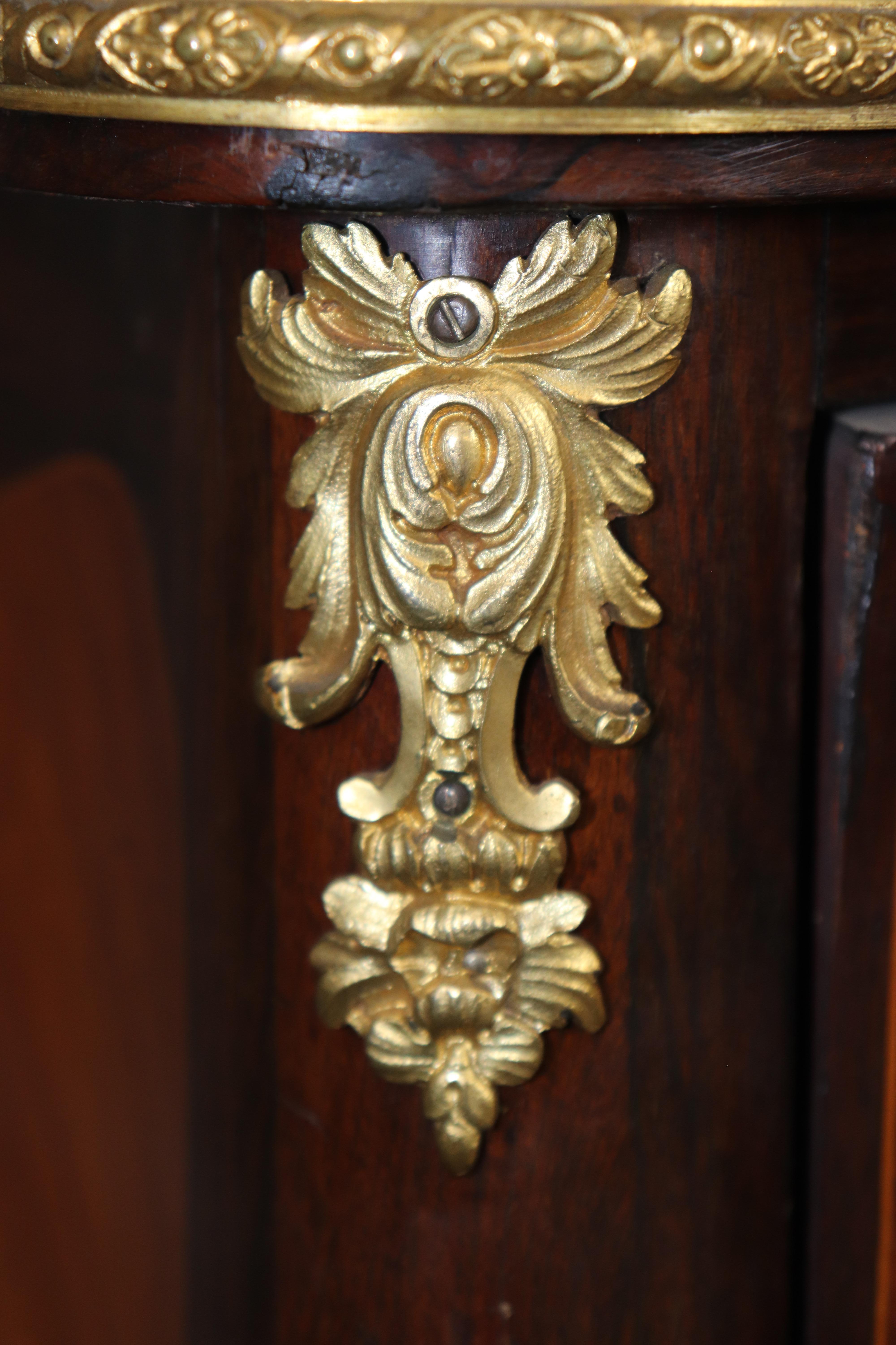 Ancienne armoire-serveur de style Louis XV du 19e siècle à décor de bronze et de Sèvres en vente 9