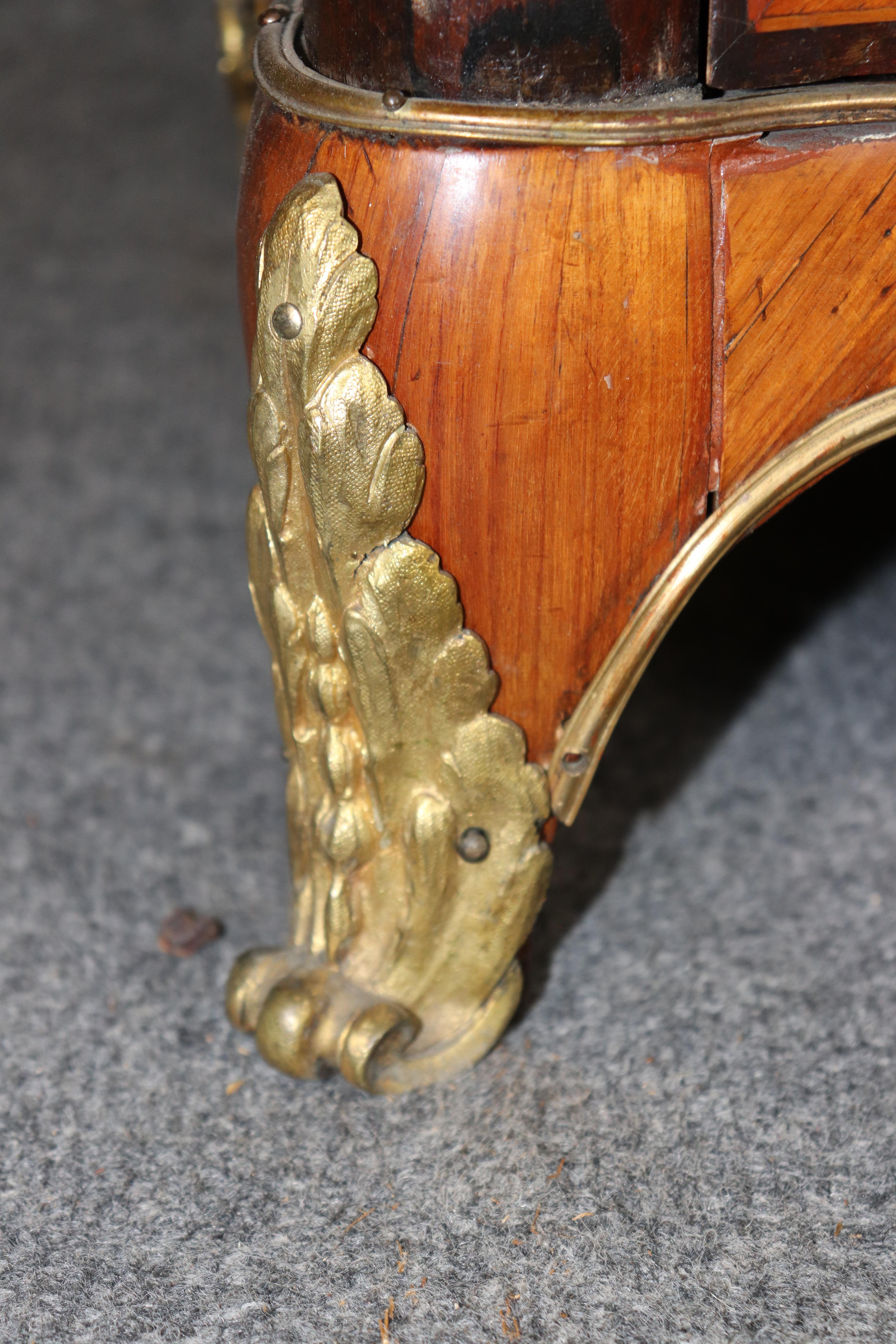 Ancienne armoire-serveur de style Louis XV du 19e siècle à décor de bronze et de Sèvres en vente 10