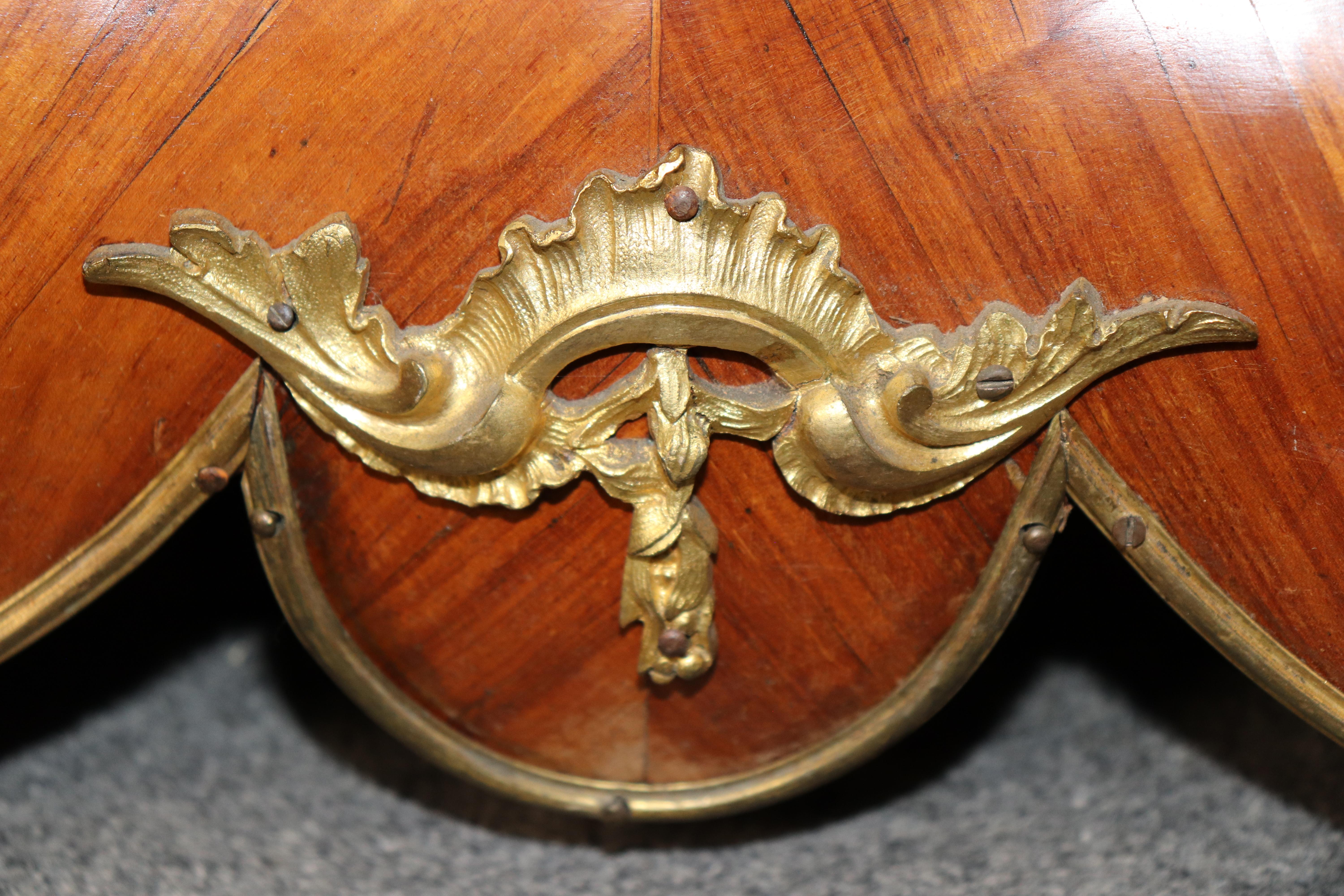 Ancienne armoire-serveur de style Louis XV du 19e siècle à décor de bronze et de Sèvres en vente 11