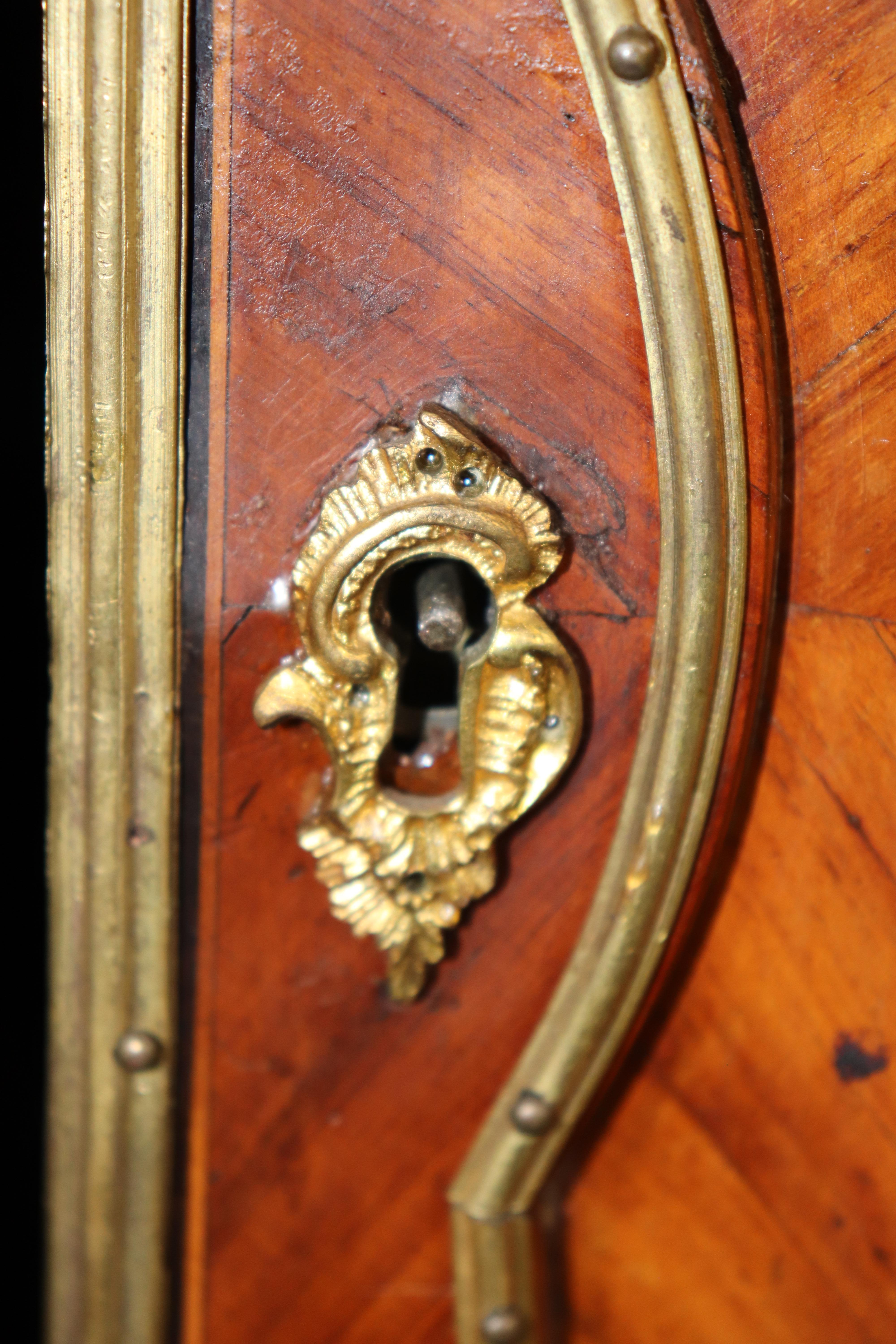 Ancienne armoire-serveur de style Louis XV du 19e siècle à décor de bronze et de Sèvres en vente 13