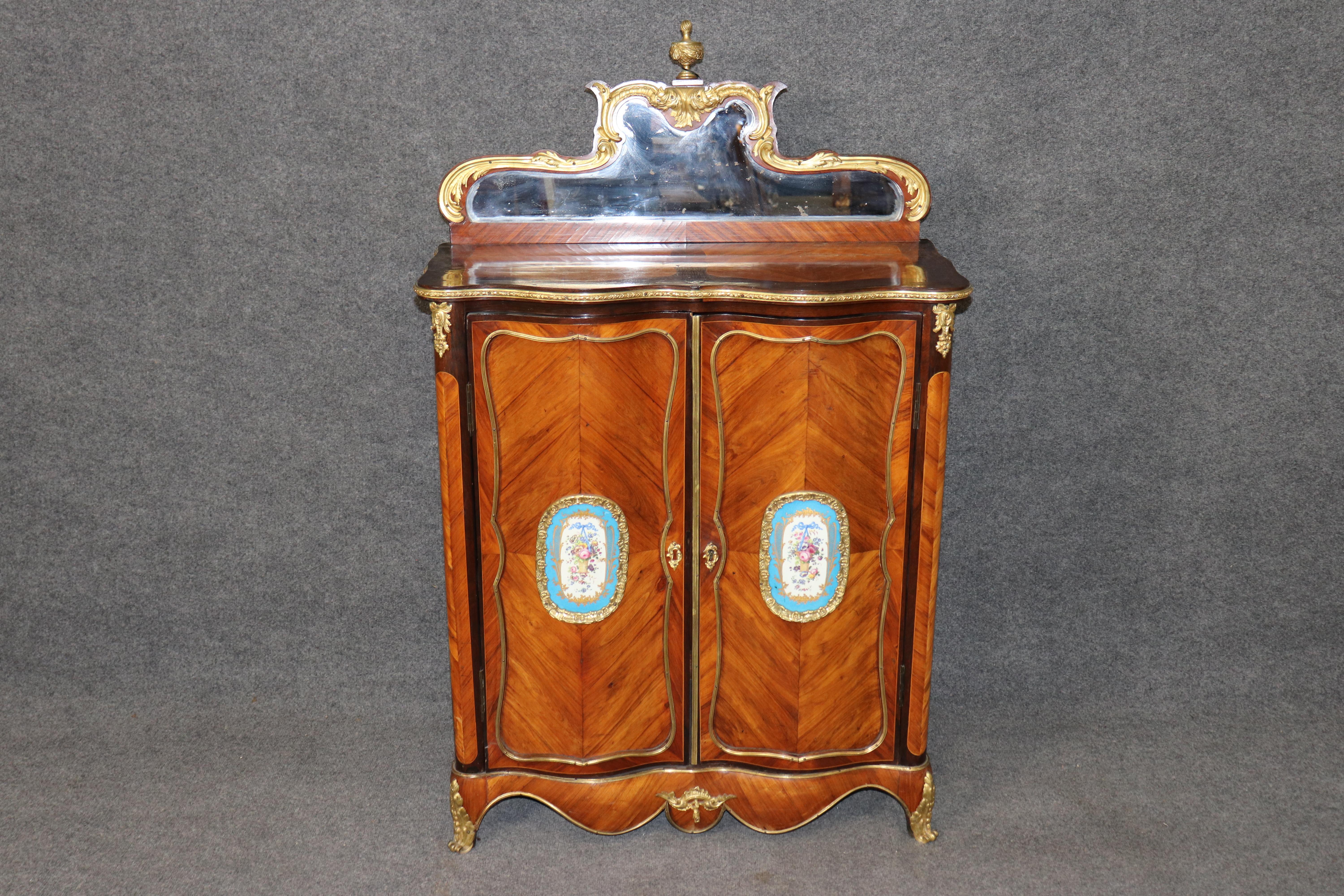 Français Ancienne armoire-serveur de style Louis XV du 19e siècle à décor de bronze et de Sèvres en vente