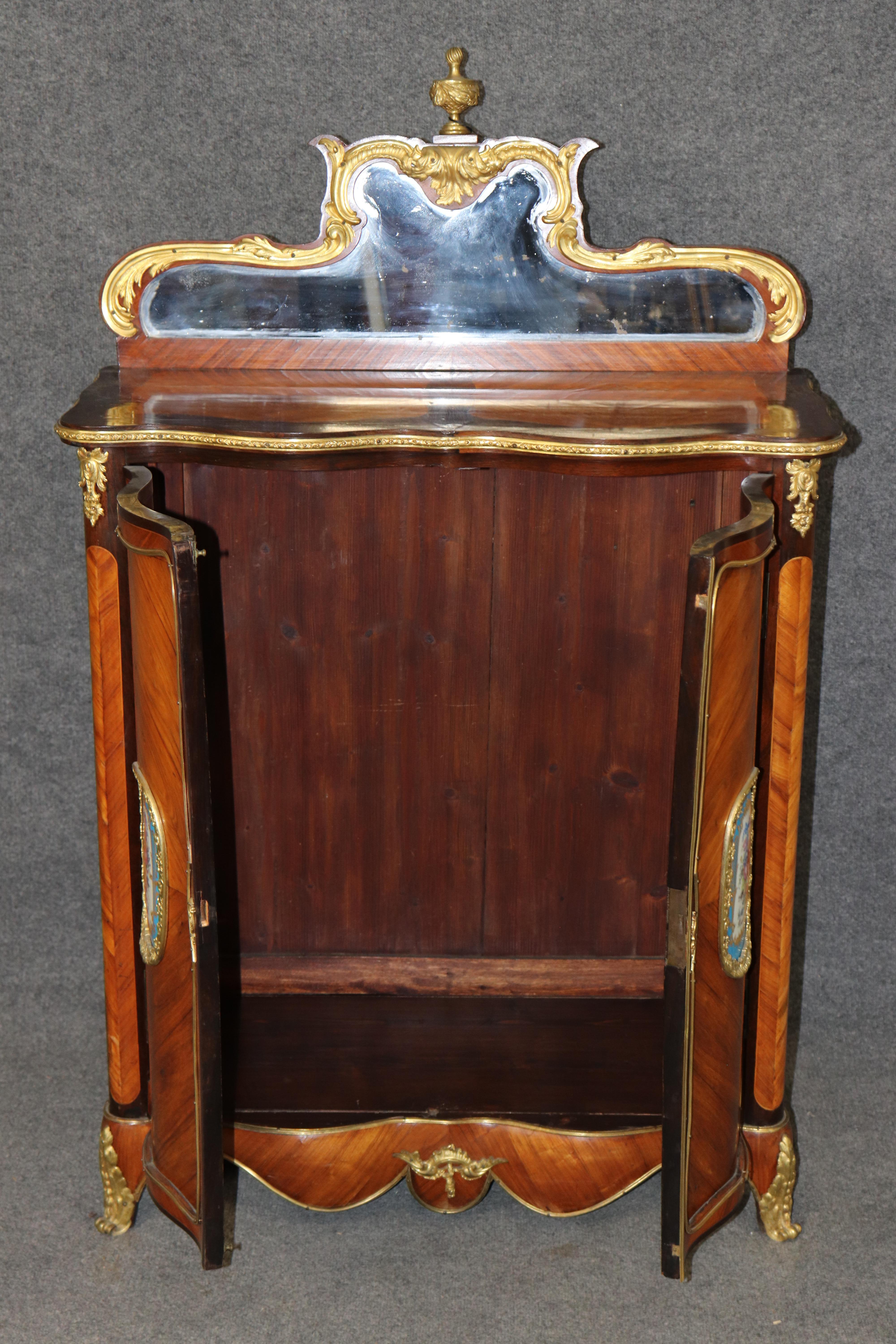 Bronze Ancienne armoire-serveur de style Louis XV du 19e siècle à décor de bronze et de Sèvres en vente