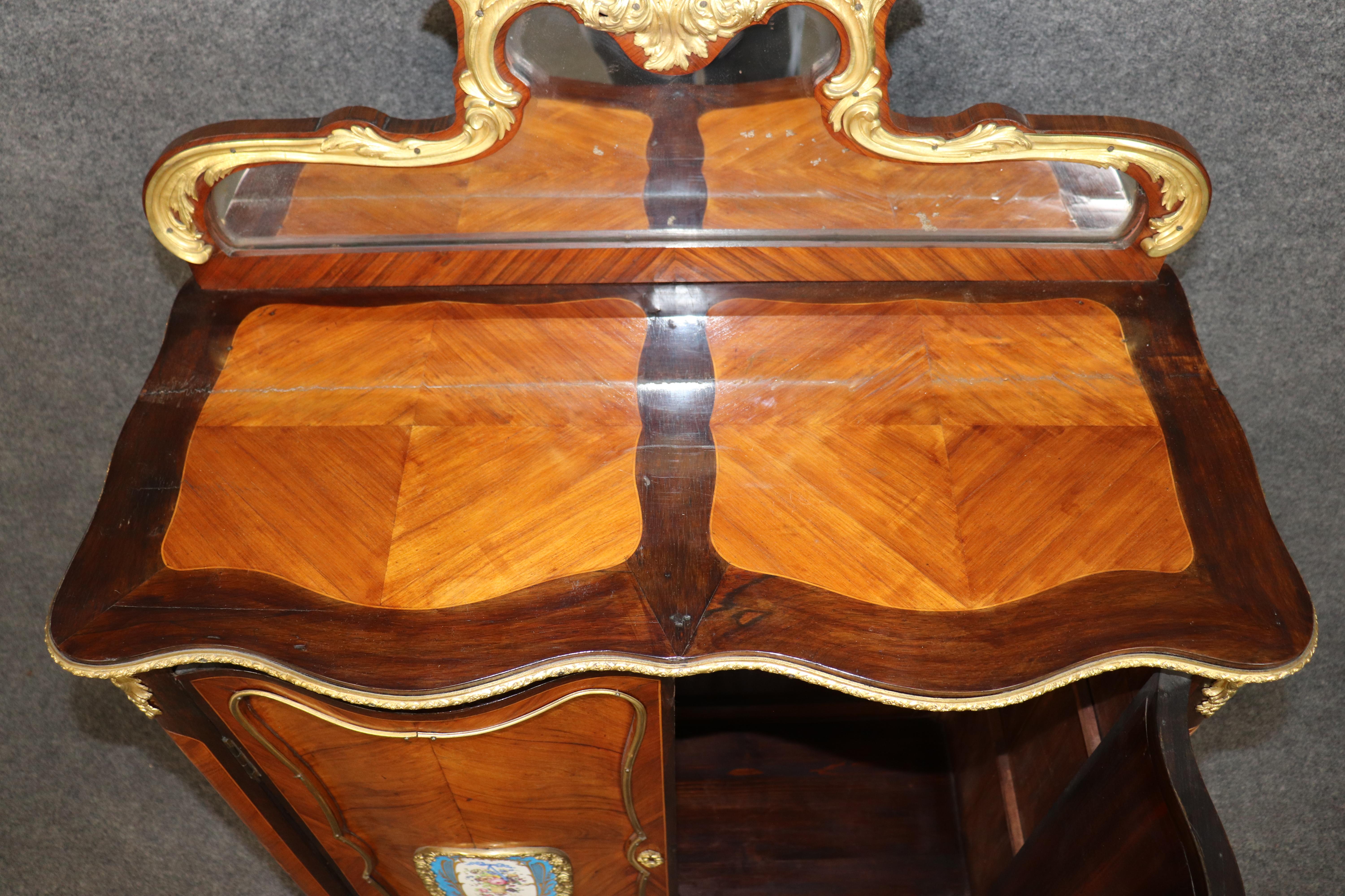 Ancienne armoire-serveur de style Louis XV du 19e siècle à décor de bronze et de Sèvres en vente 1