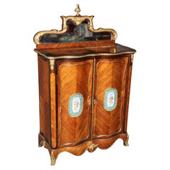Ancienne armoire-serveur de style Louis XV du 19e siècle à décor de bronze et de Sèvres
