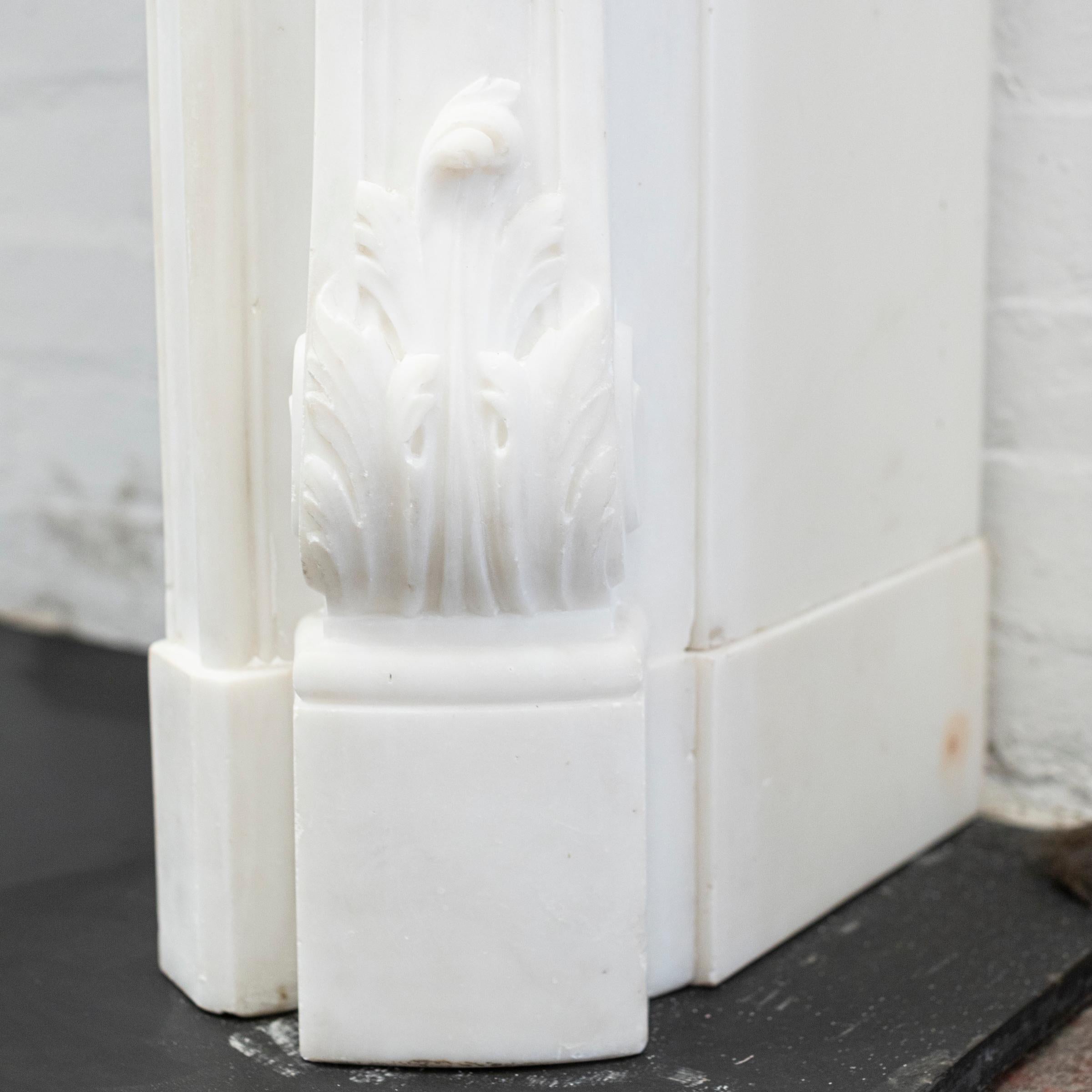 Cet encadrement de cheminée Louis XV, 19e, a été réalisé en marbre statuaire. Cica 1840

La cheminée est dotée d'une étagère en forme de serpentin, d'une ouverture en forme et de jambages à panneaux angulaires.

Dimensions
Étagère : 157 cm de large