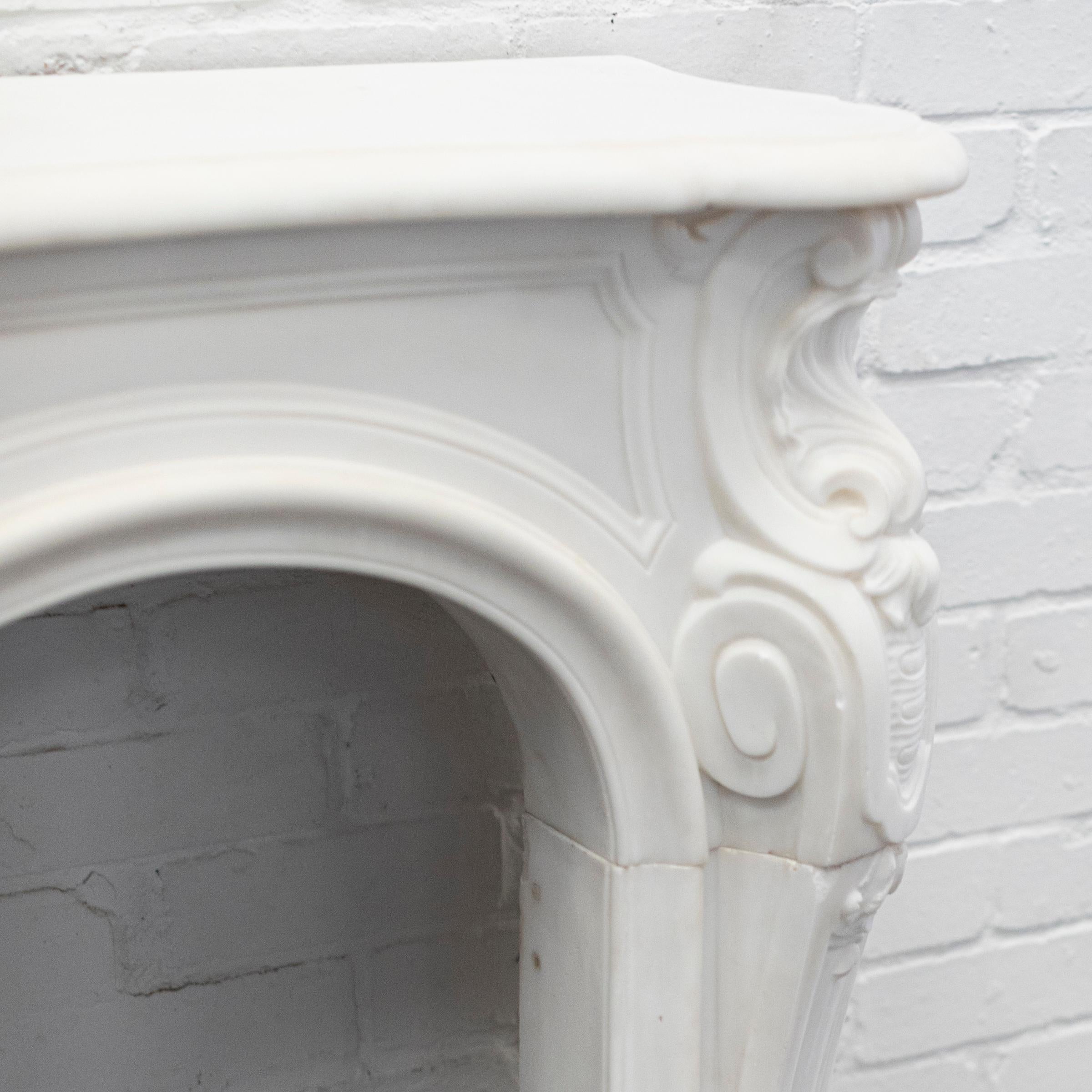 Antique 19th Century Louis XV style French Marble Fireplace For Sale 3