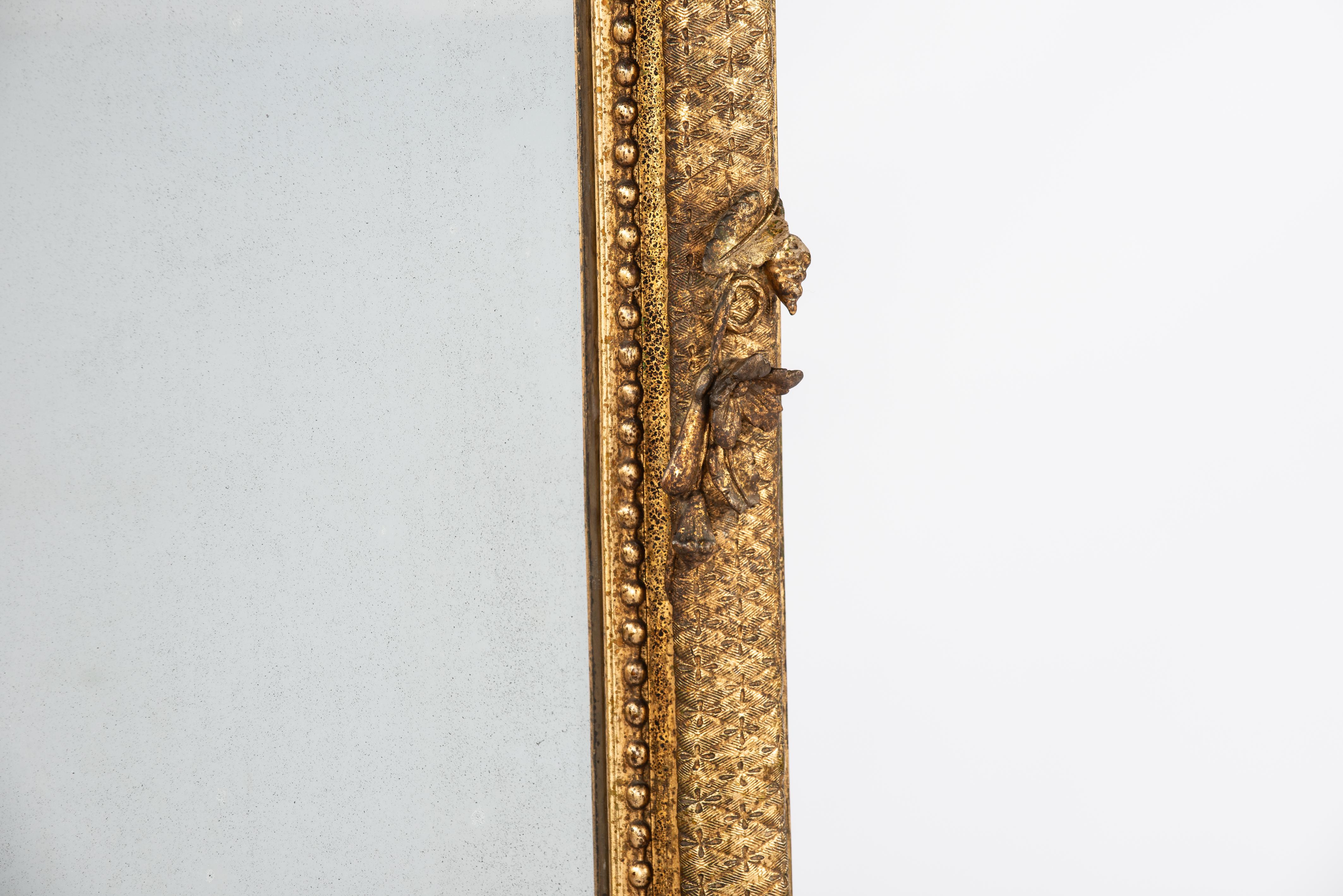 Français Antique miroir de pilier français Louis XVI du 19ème siècle doré à la feuille d'or avec crête en vente