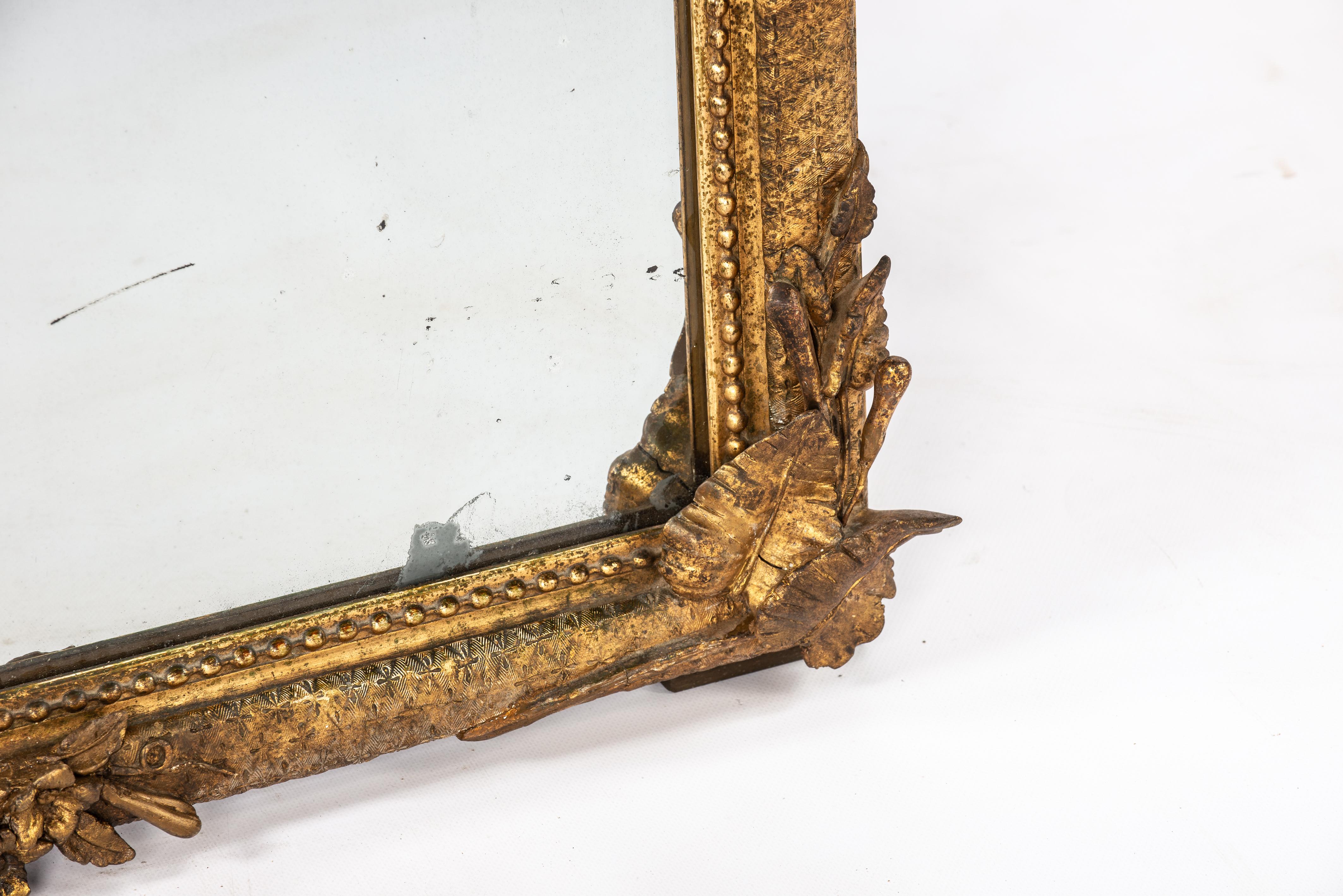 Doré Antique miroir de pilier français Louis XVI du 19ème siècle doré à la feuille d'or avec crête en vente