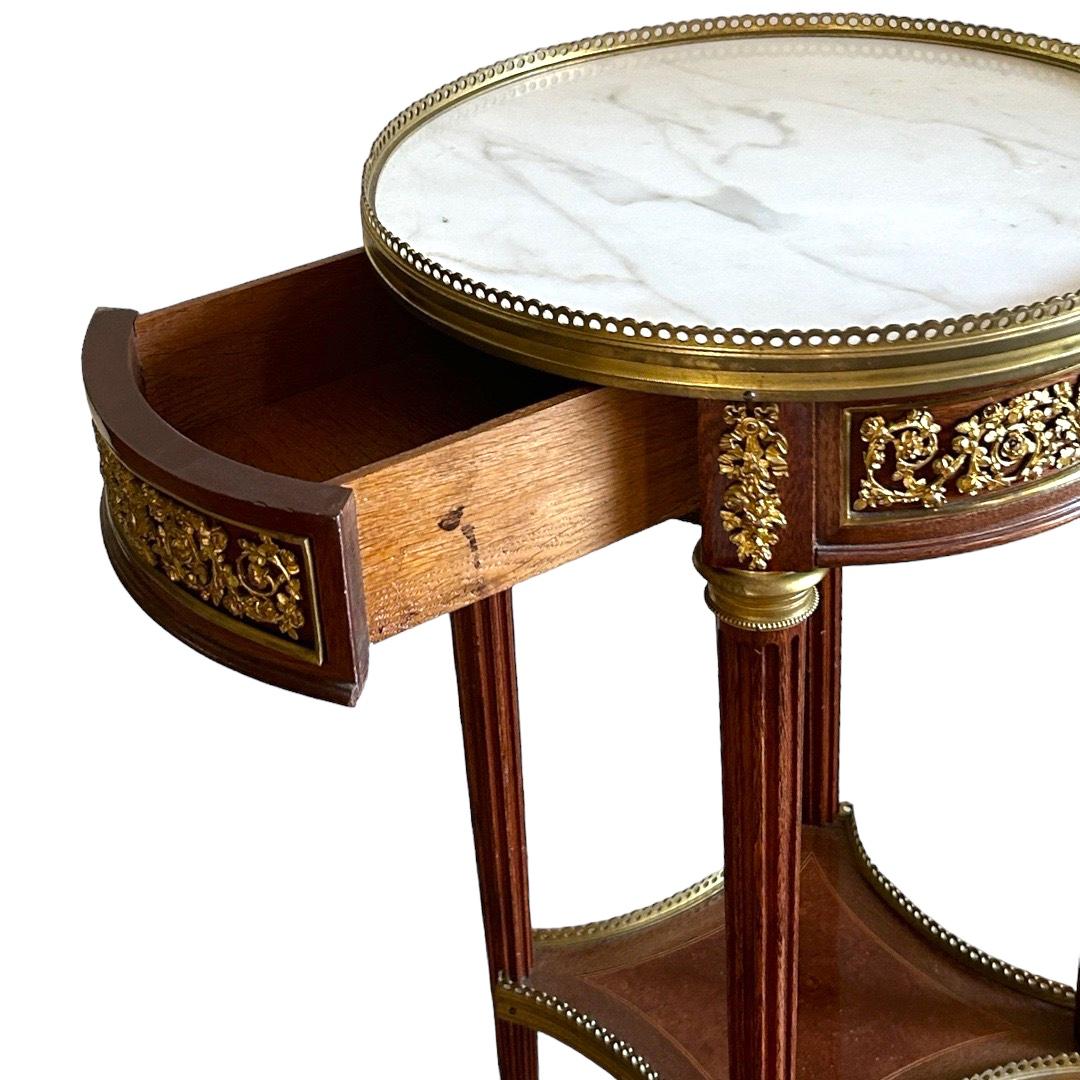 Antiker runder Beistelltisch aus Holz/Marmor im Louis-XVI.-Stil des 19. Jahrhunderts (Französisch) im Angebot